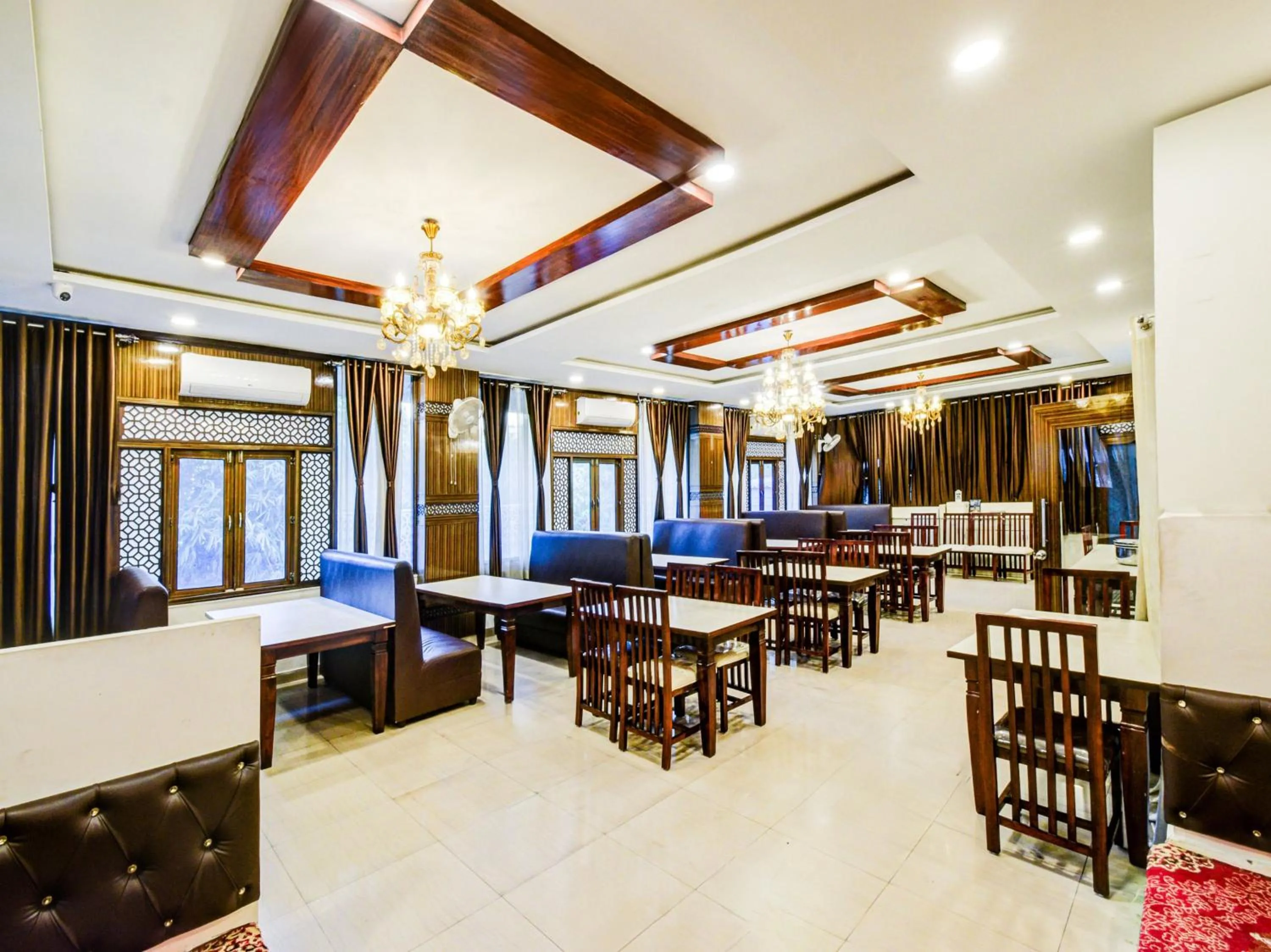 Restaurant/places to eat in Super Townhouse Red Hills Lakdikapul Formerly Sitara Grand