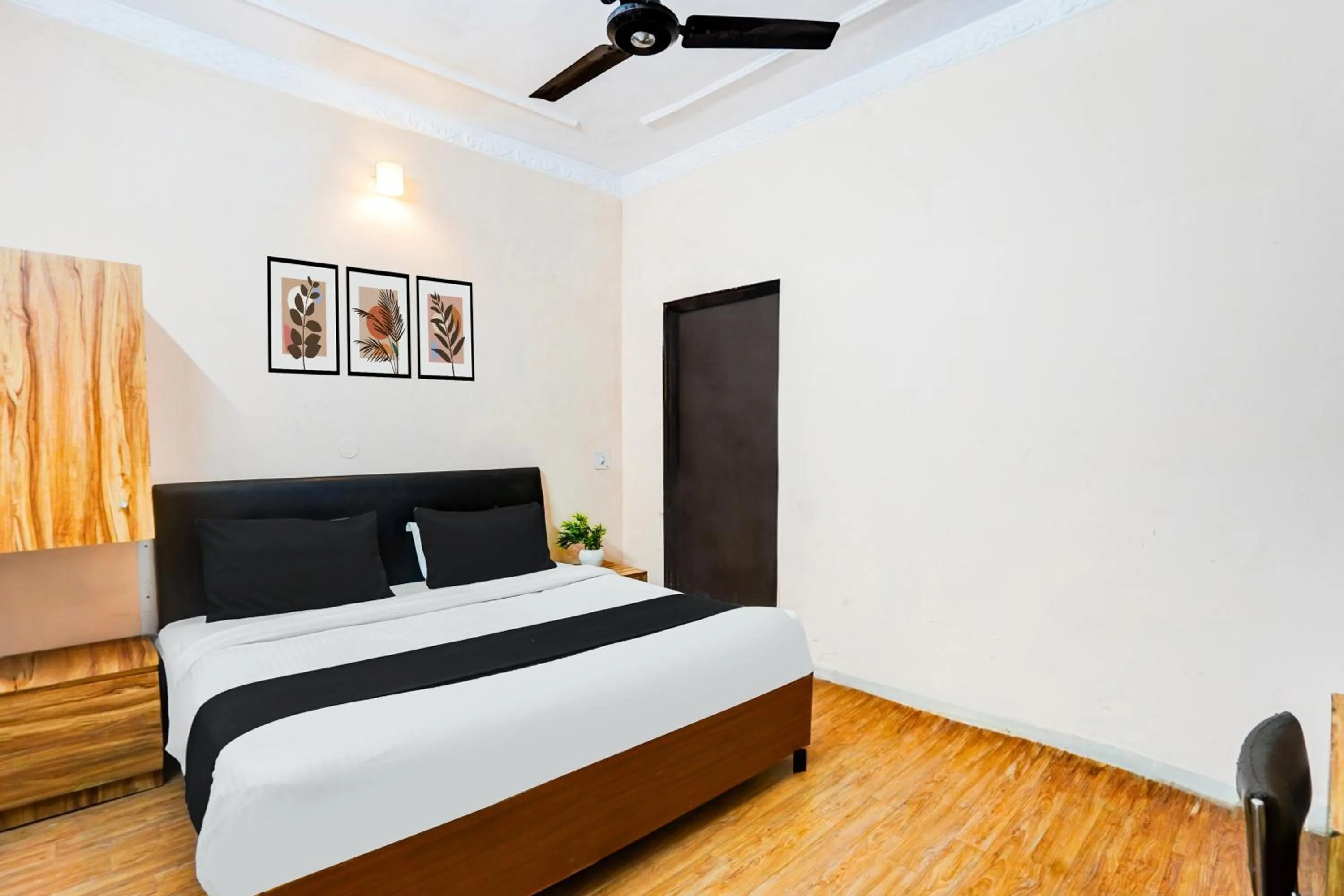 Bedroom, Bed in Hotel O Tyagi Road Near Prince Chowk