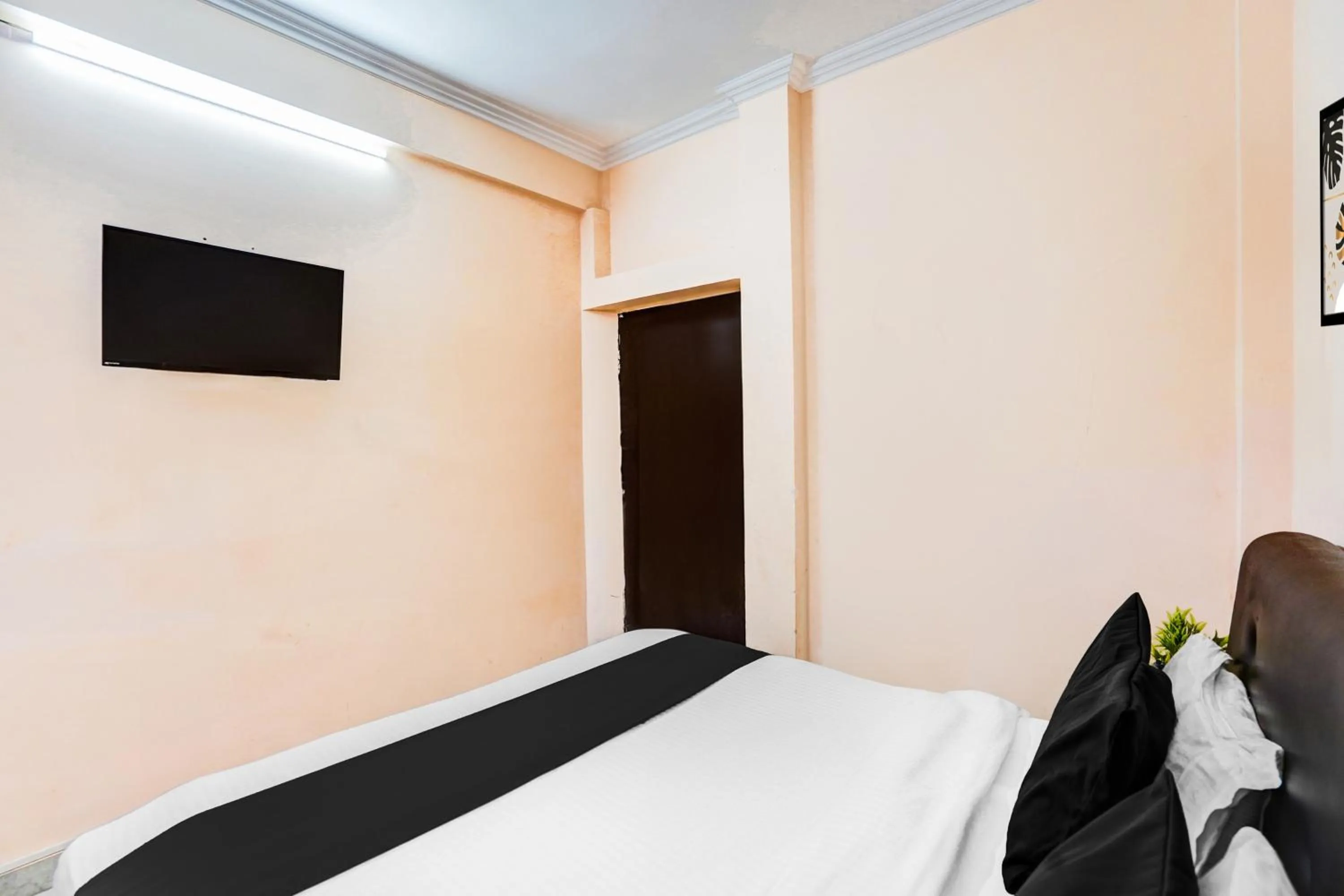 Bedroom, Bed in Hotel O Tyagi Road Near Prince Chowk