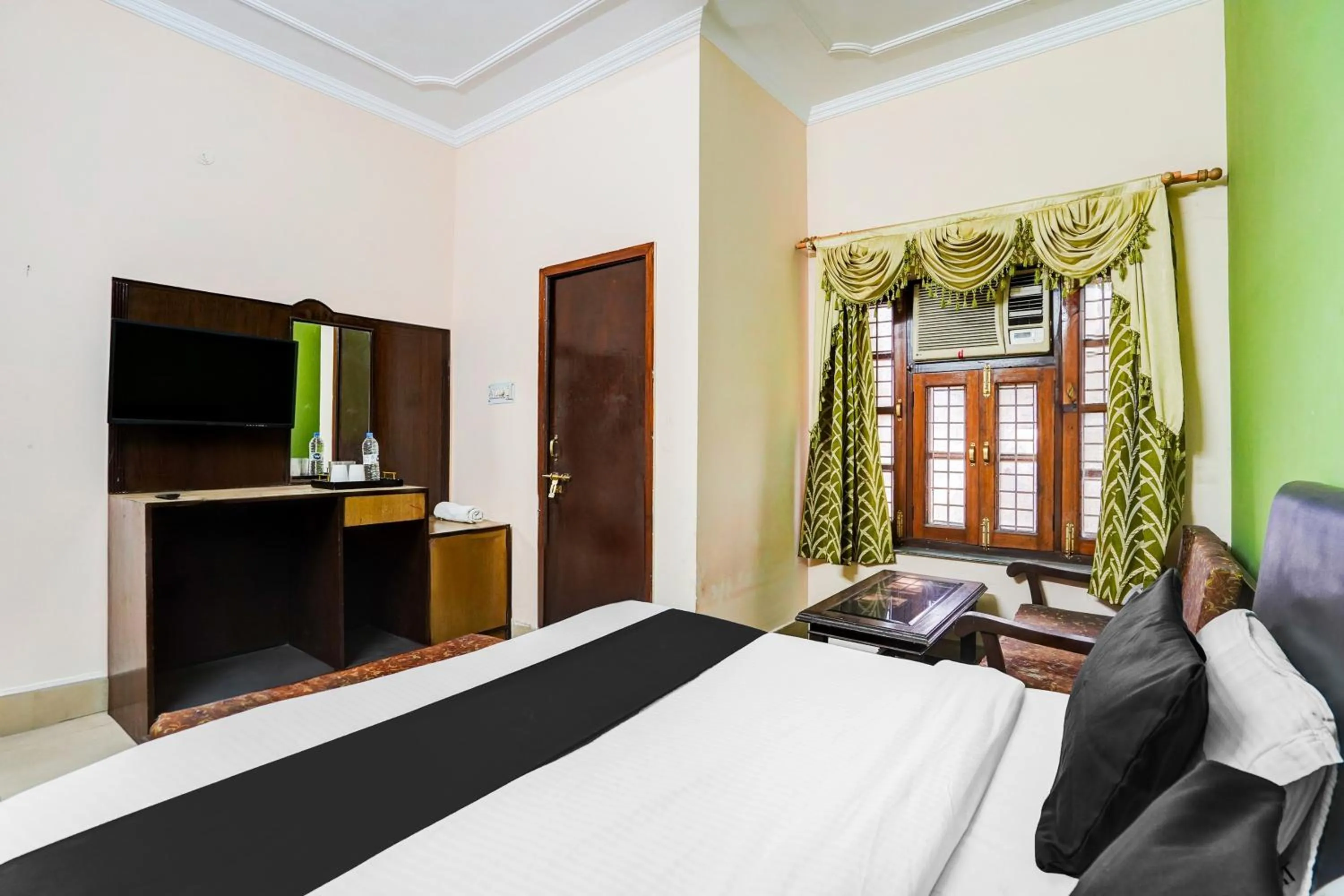 Bedroom, Bed in Hotel O Tyagi Road Near Prince Chowk