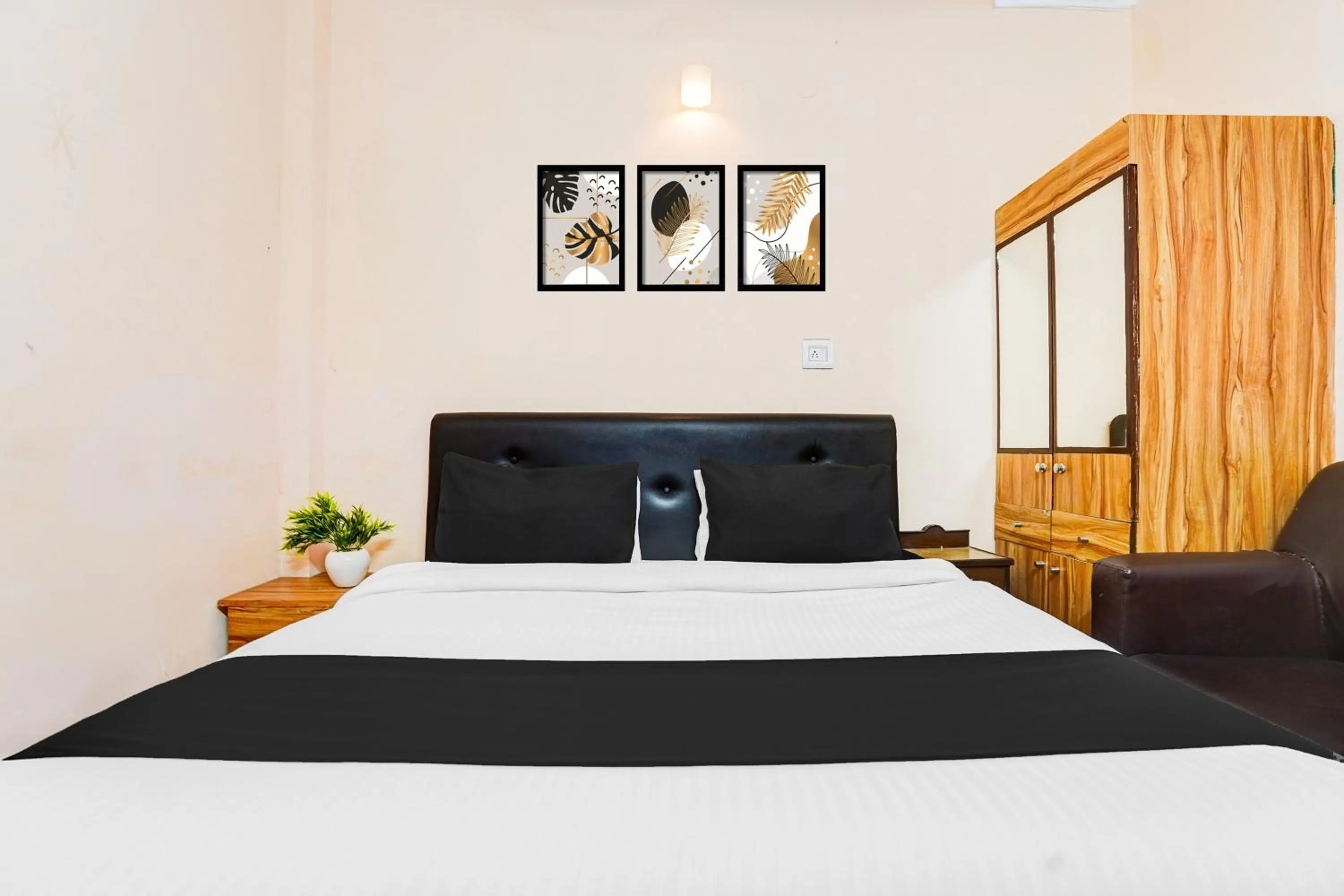 Bedroom, Bed in Super Hotel O Tyagi Road Near Prince Chowk