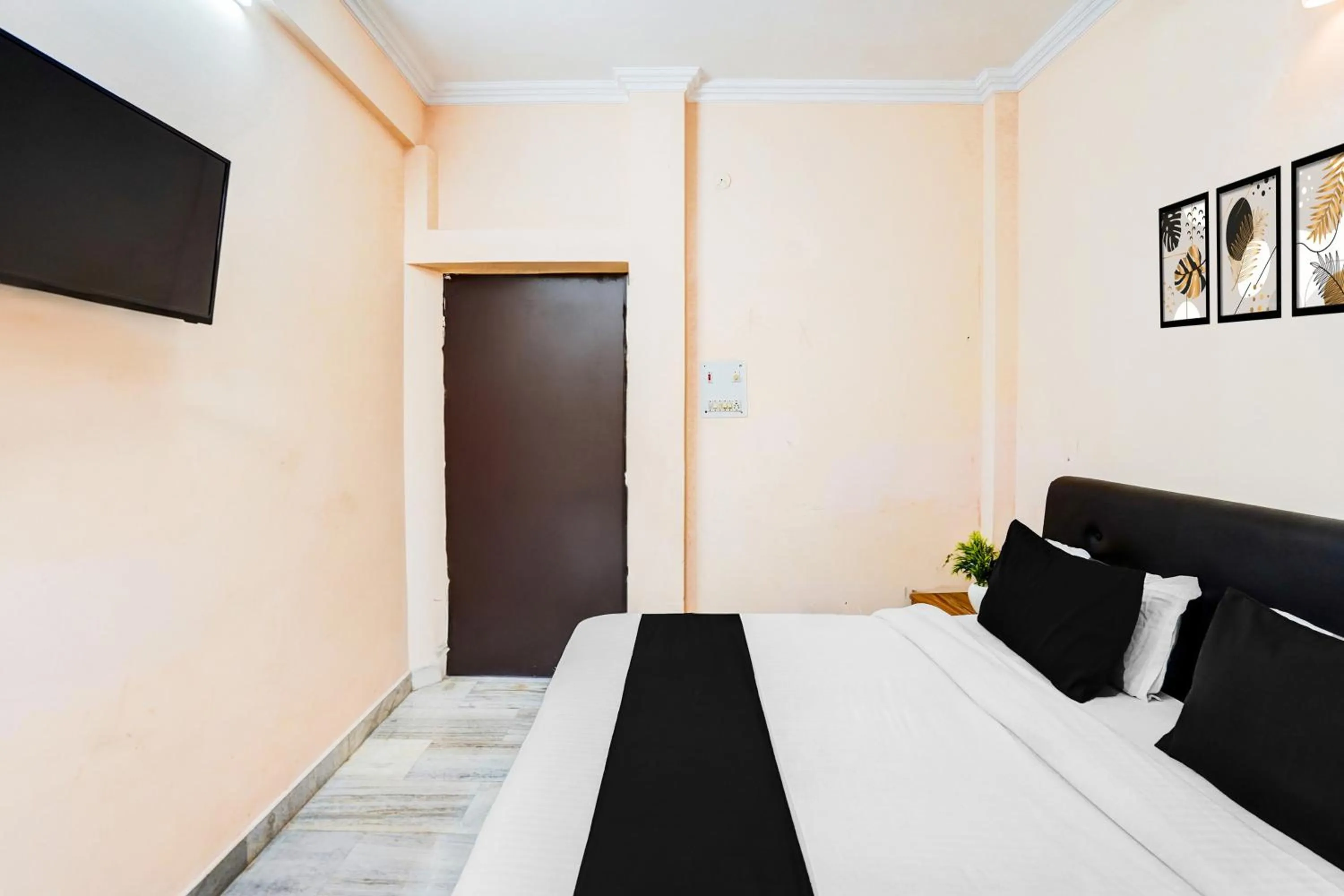 Bedroom, Bed in Hotel O Tyagi Road Near Prince Chowk