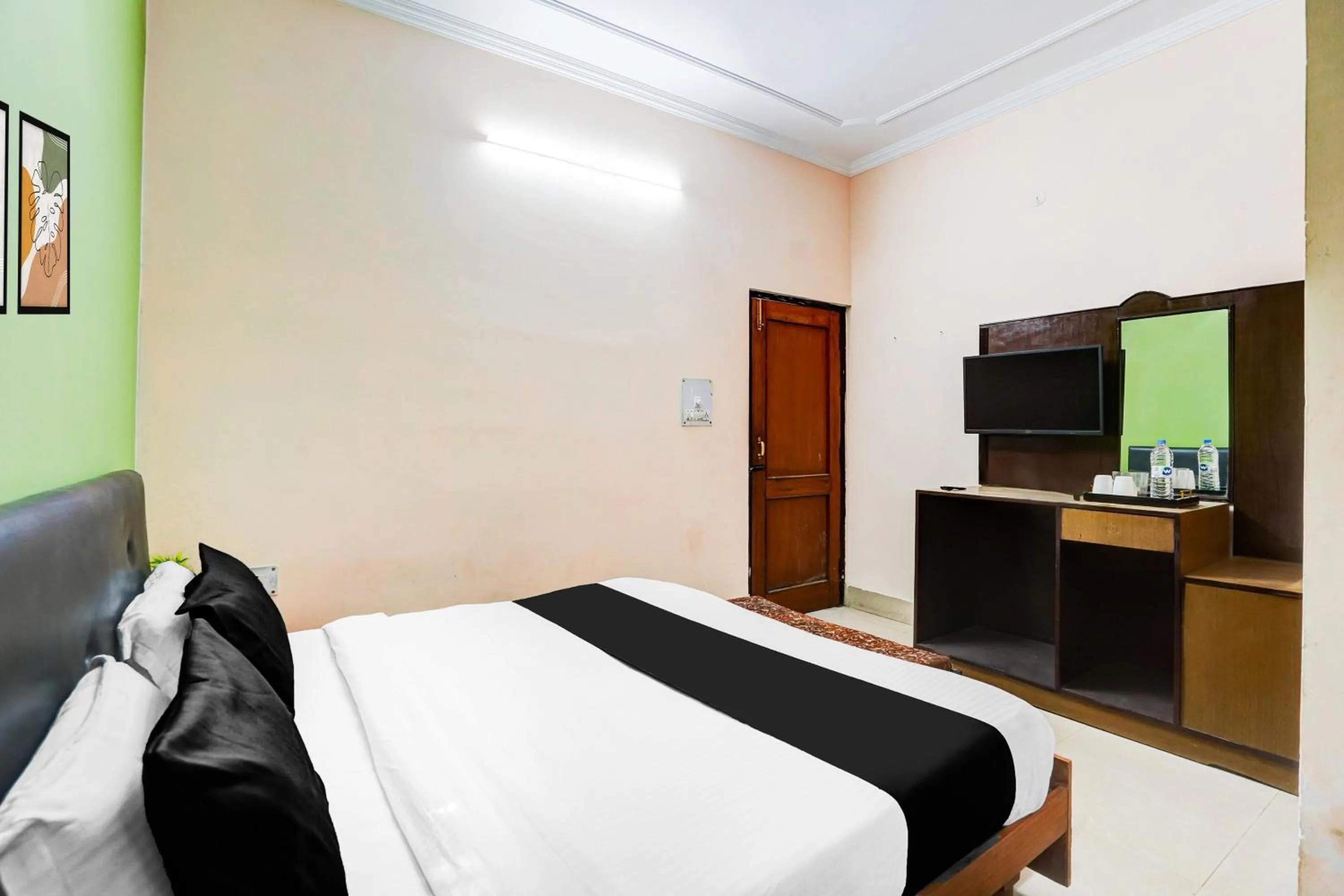 Bedroom, Bed in Hotel O Tyagi Road Near Prince Chowk