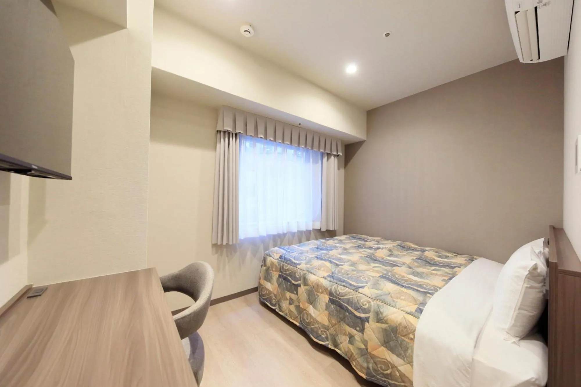 Photo of the whole room, Bed in Yokohama Mandarin Hotel