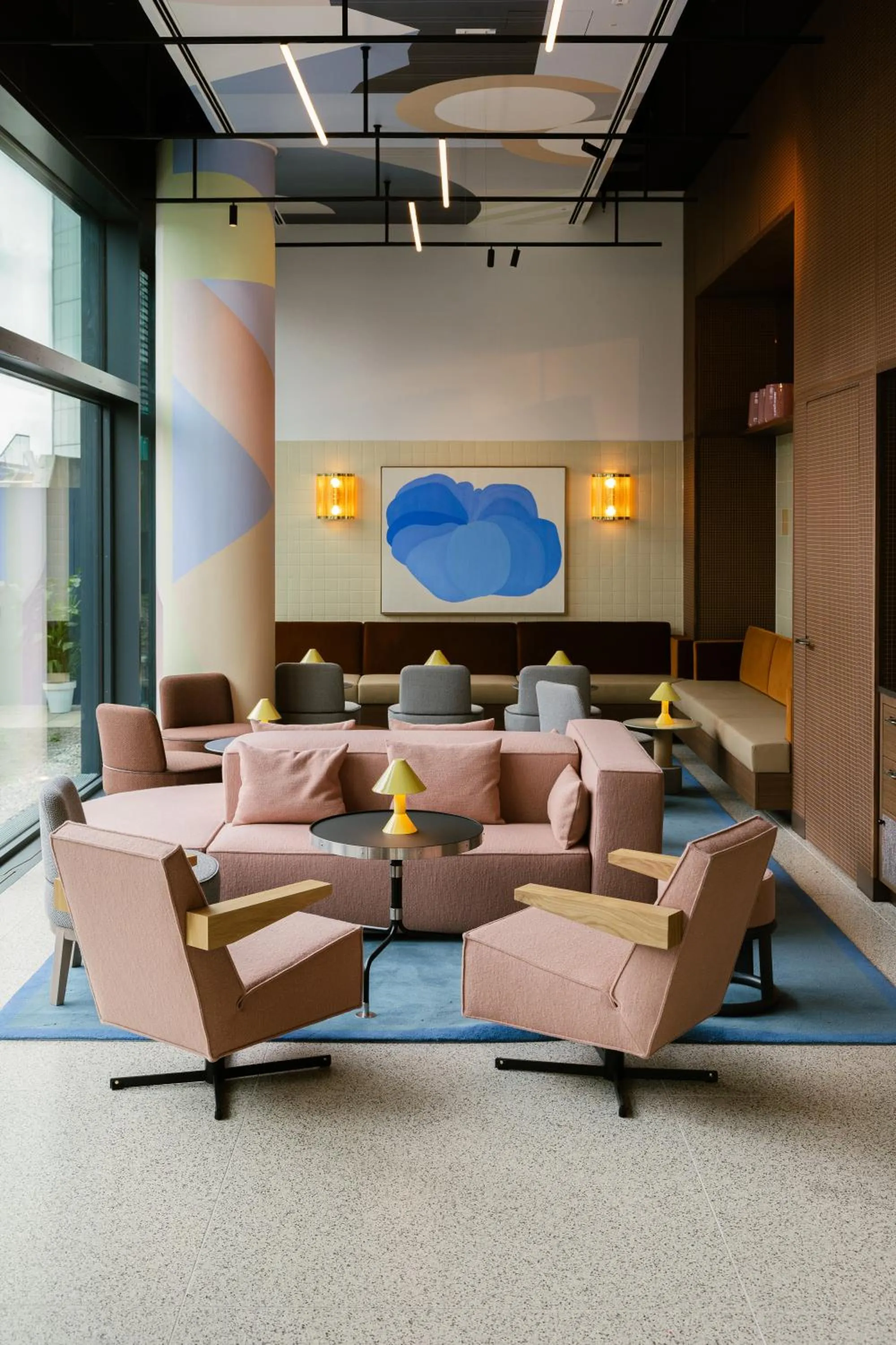 Lounge or bar in Kimpton Main Frankfurt by IHG