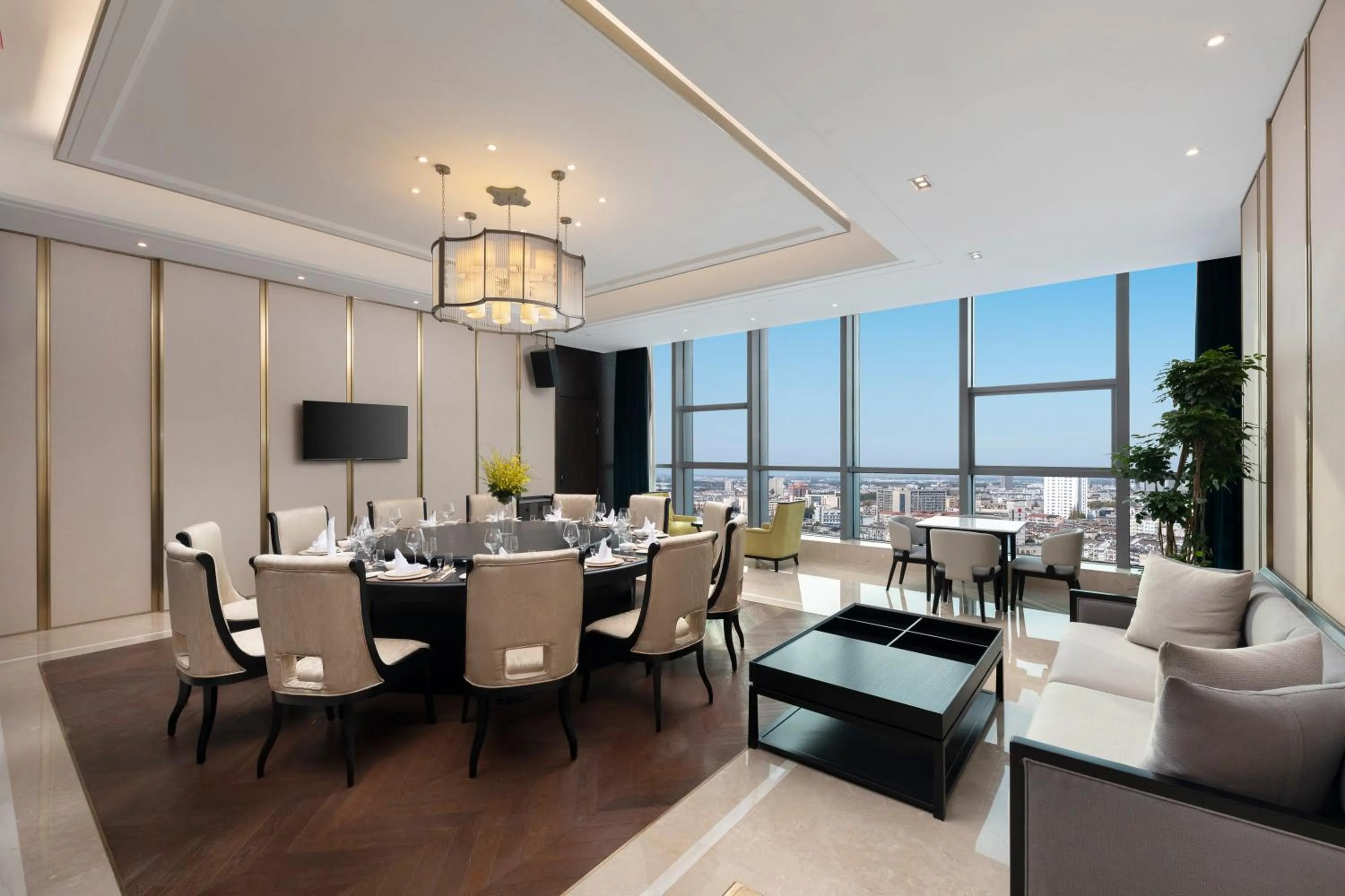 Restaurant/places to eat in Crowne Plaza Taizhou City Center by IHG