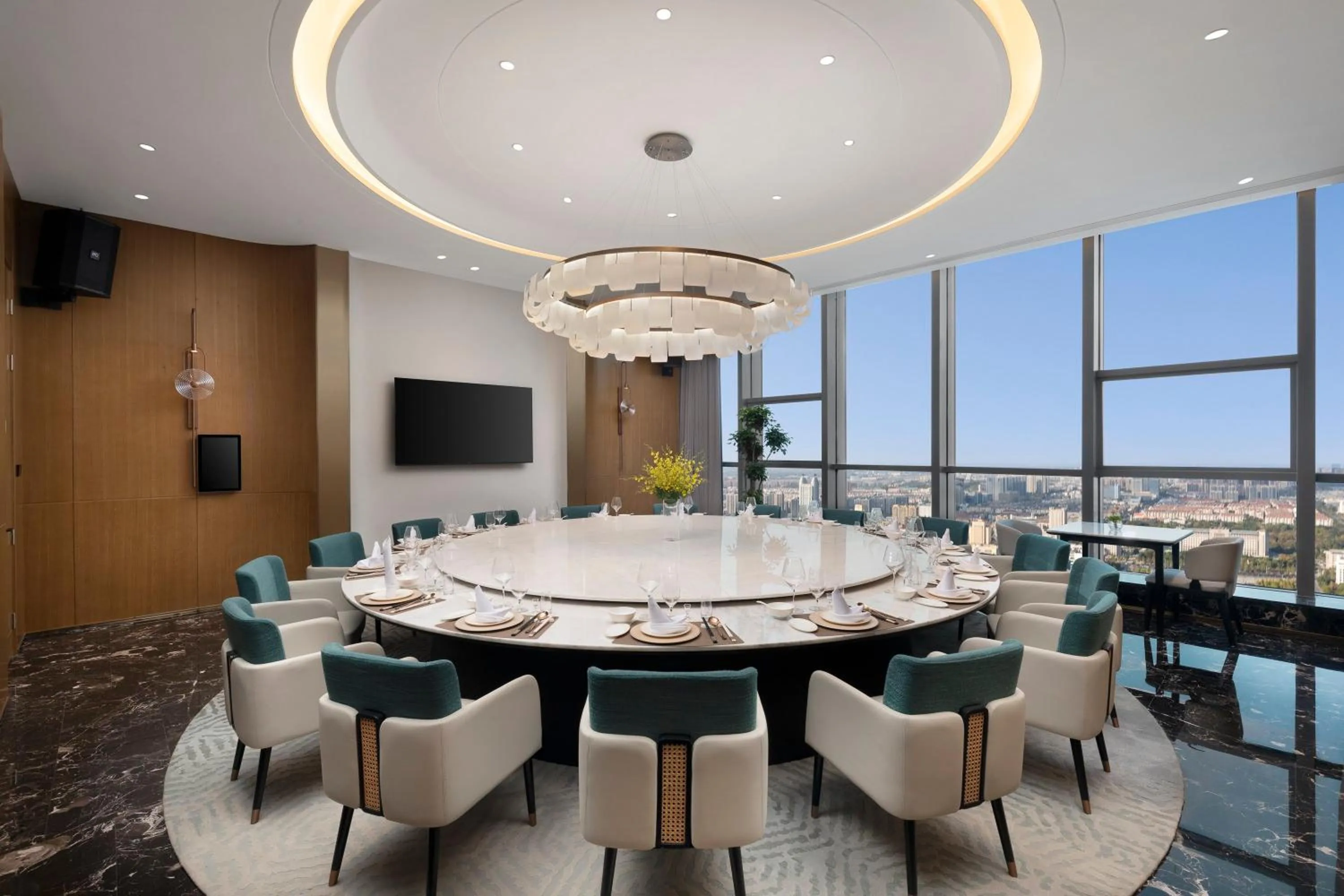 Restaurant/places to eat in Crowne Plaza Taizhou City Center by IHG