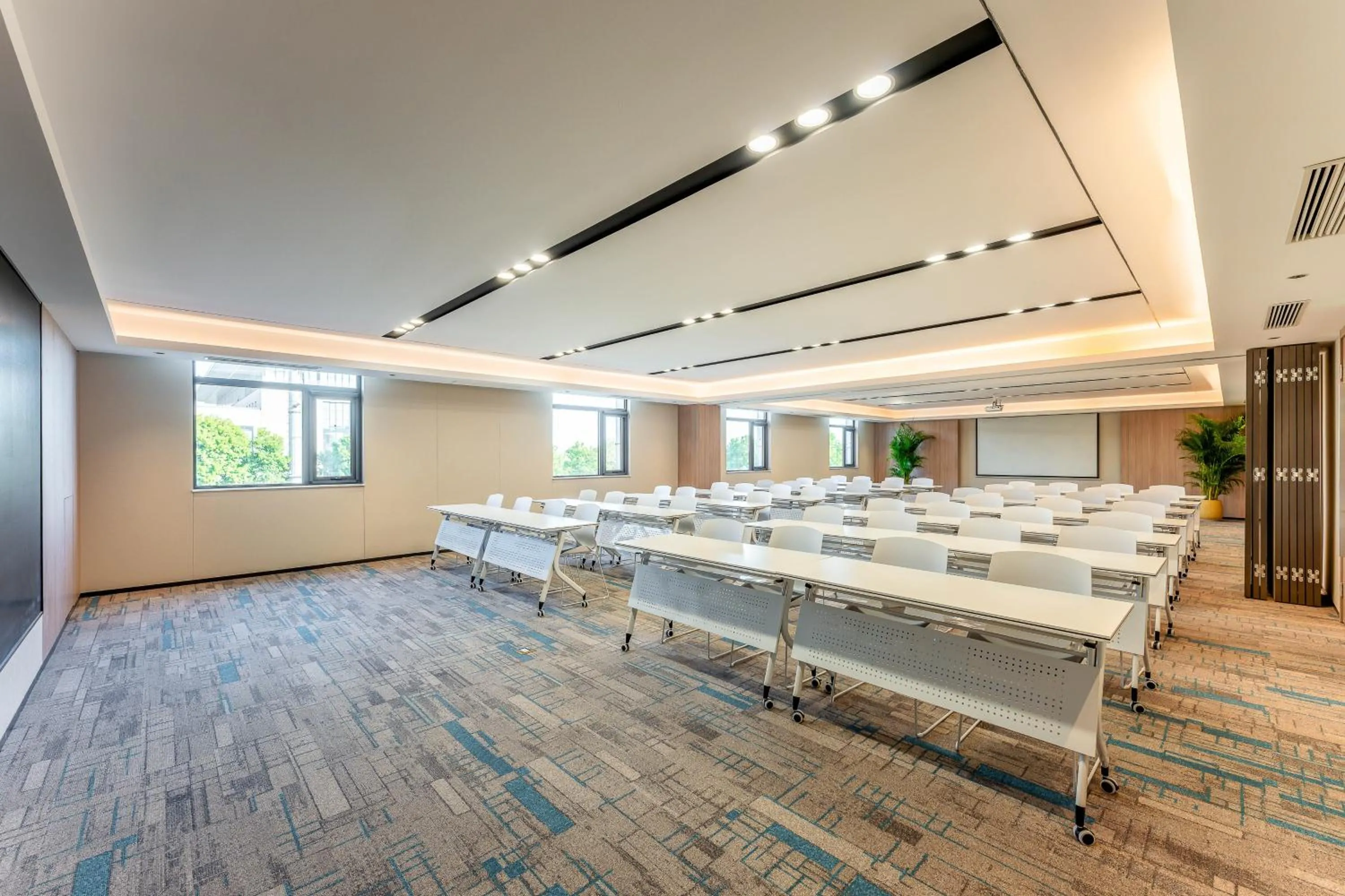 Meeting/conference room in Holiday Inn Express Luoyang Longmen by IHG
