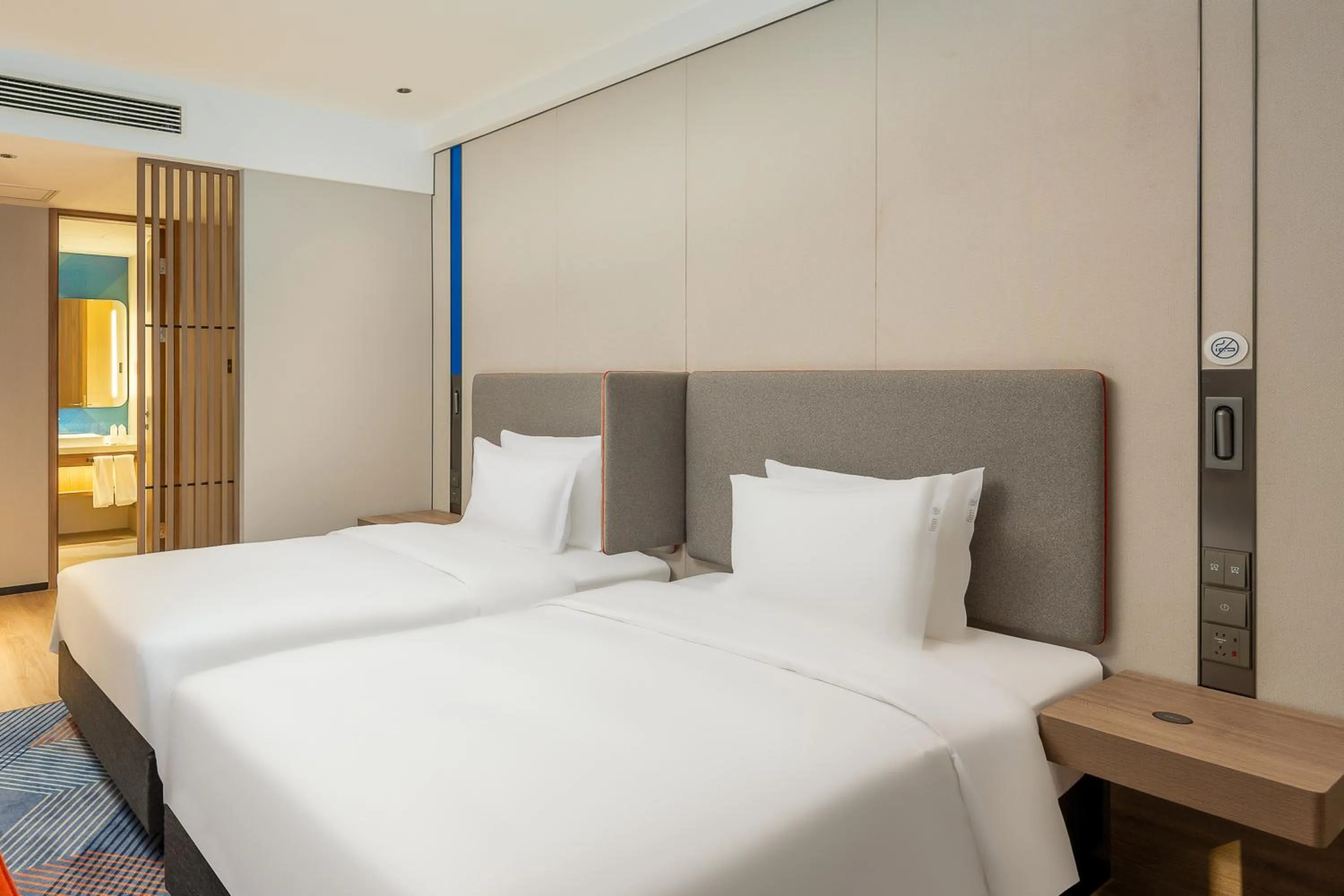 Bed in Holiday Inn Express Luoyang Longmen by IHG