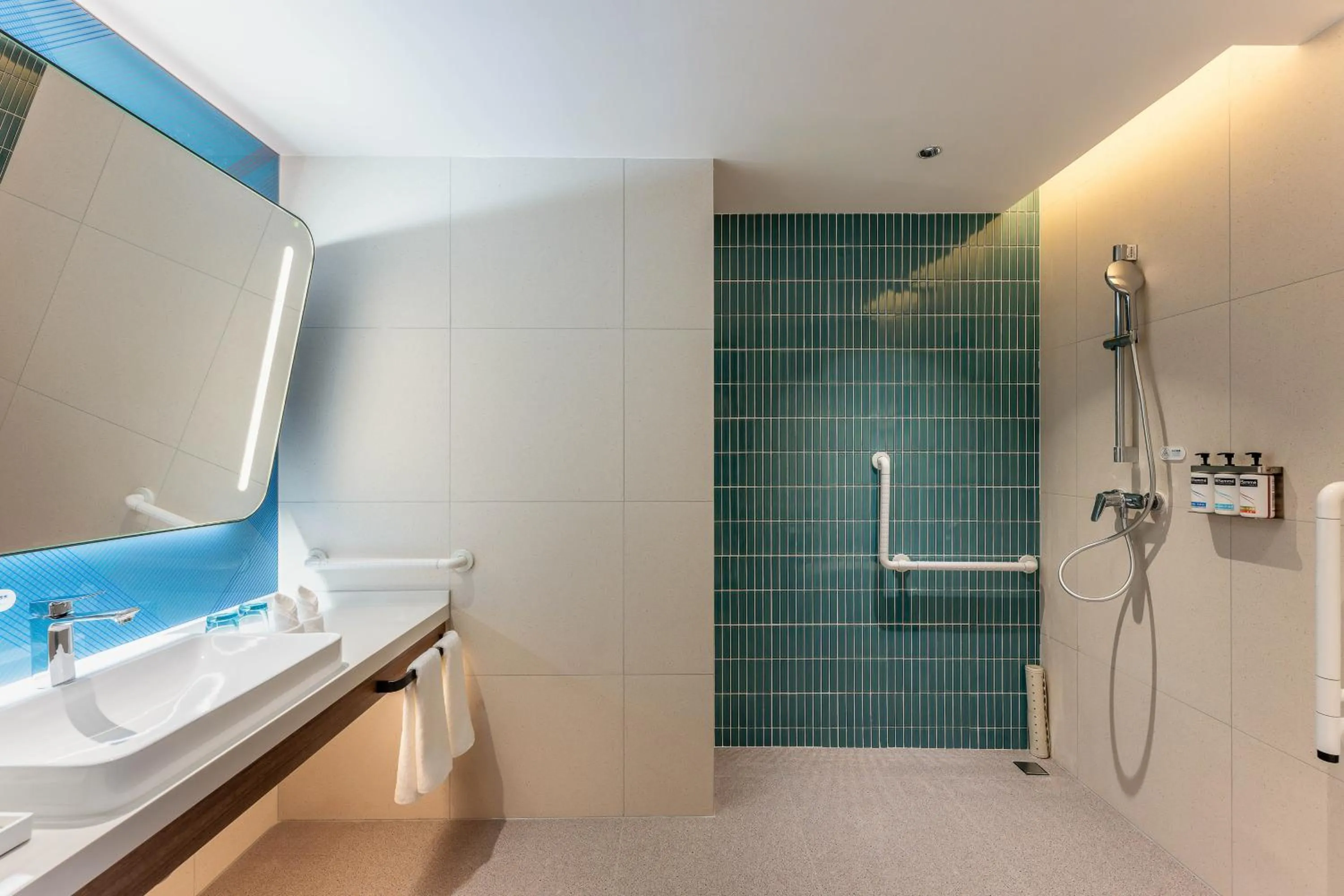 Shower in Holiday Inn Express Luoyang Longmen by IHG