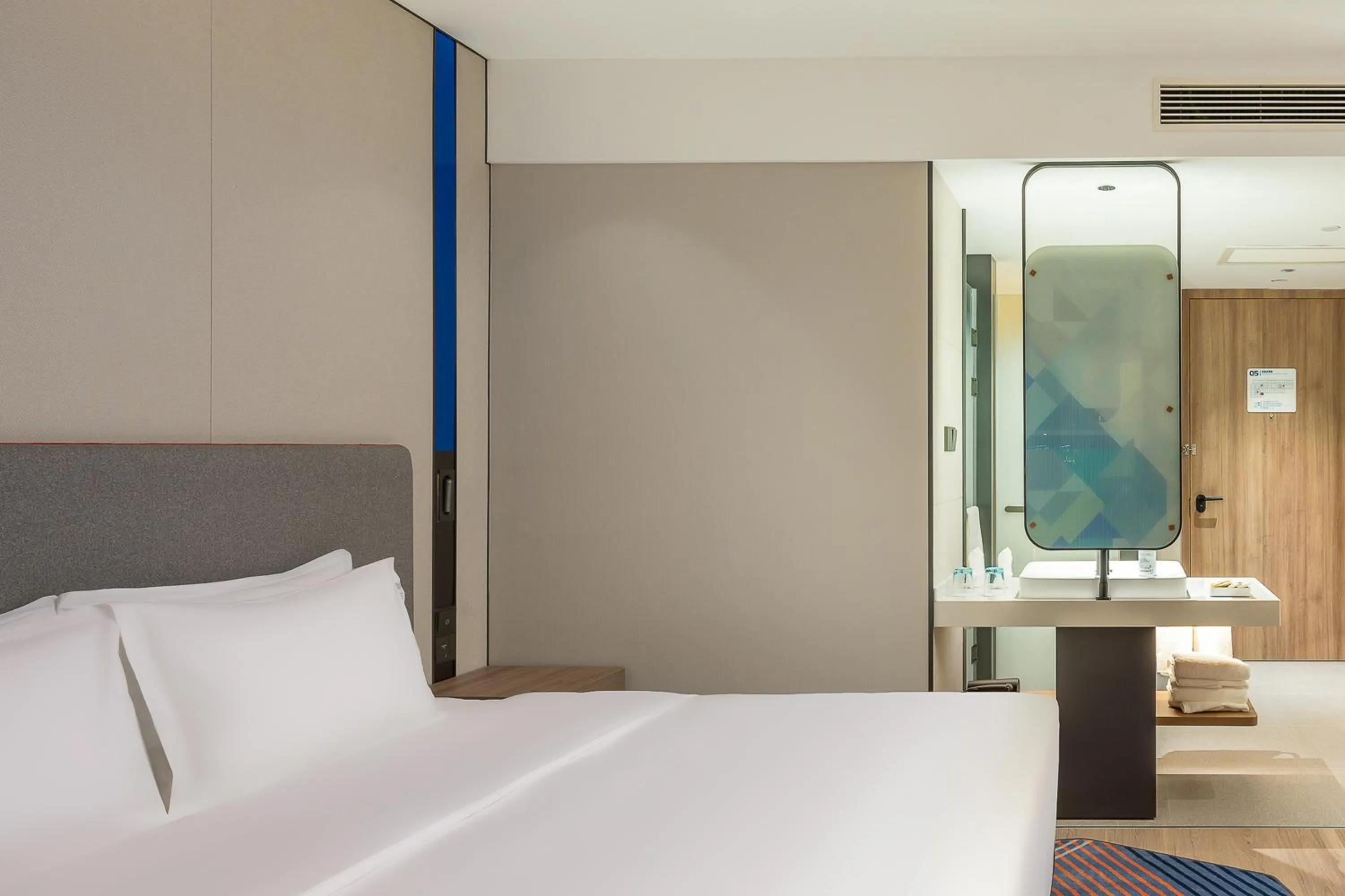 Bed in Holiday Inn Express Luoyang Longmen by IHG