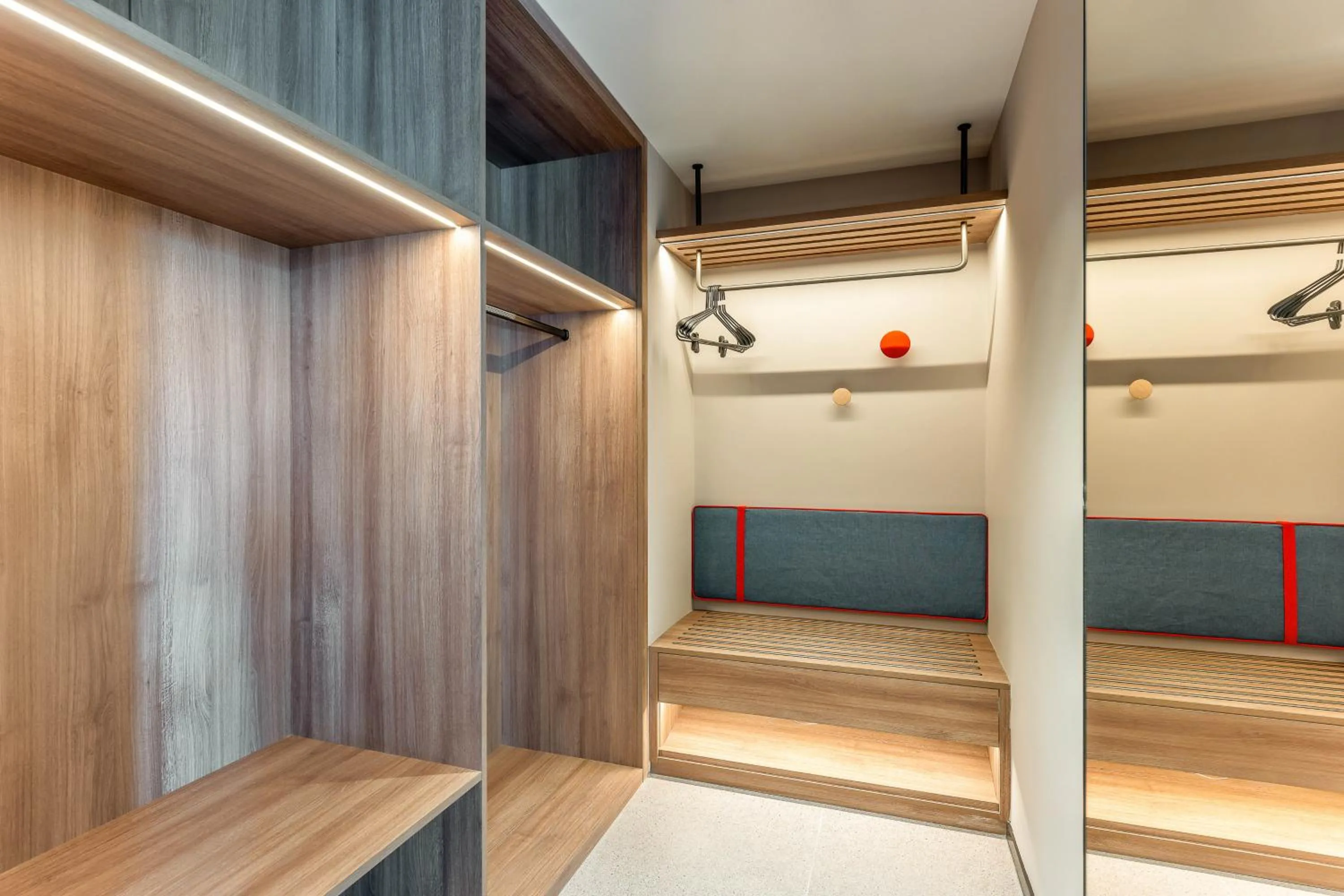 wardrobe in Holiday Inn Express Luoyang Longmen by IHG