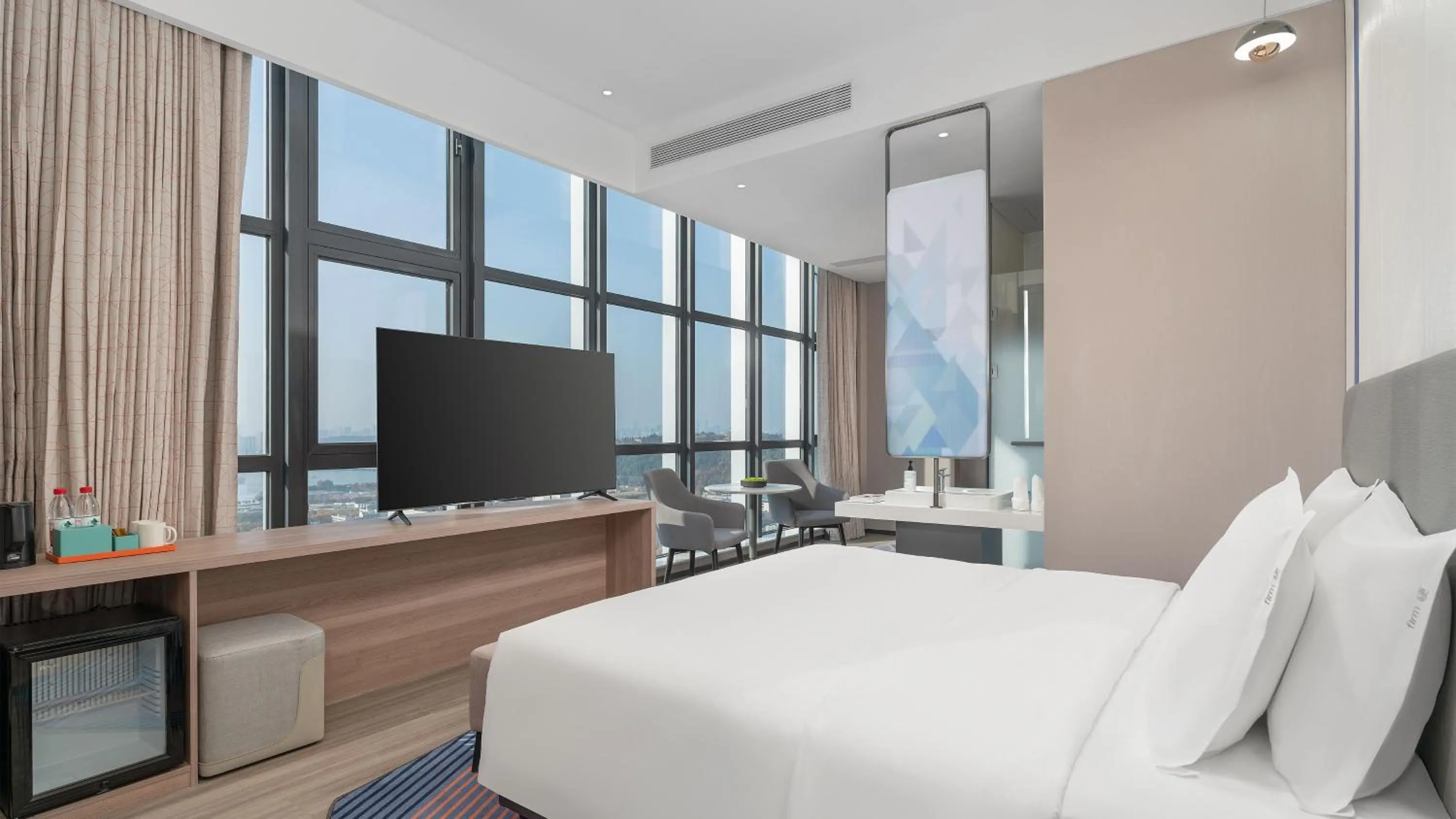 Photo of the whole room, Bed in Holiday Inn Express Wuhan East Lake by IHG