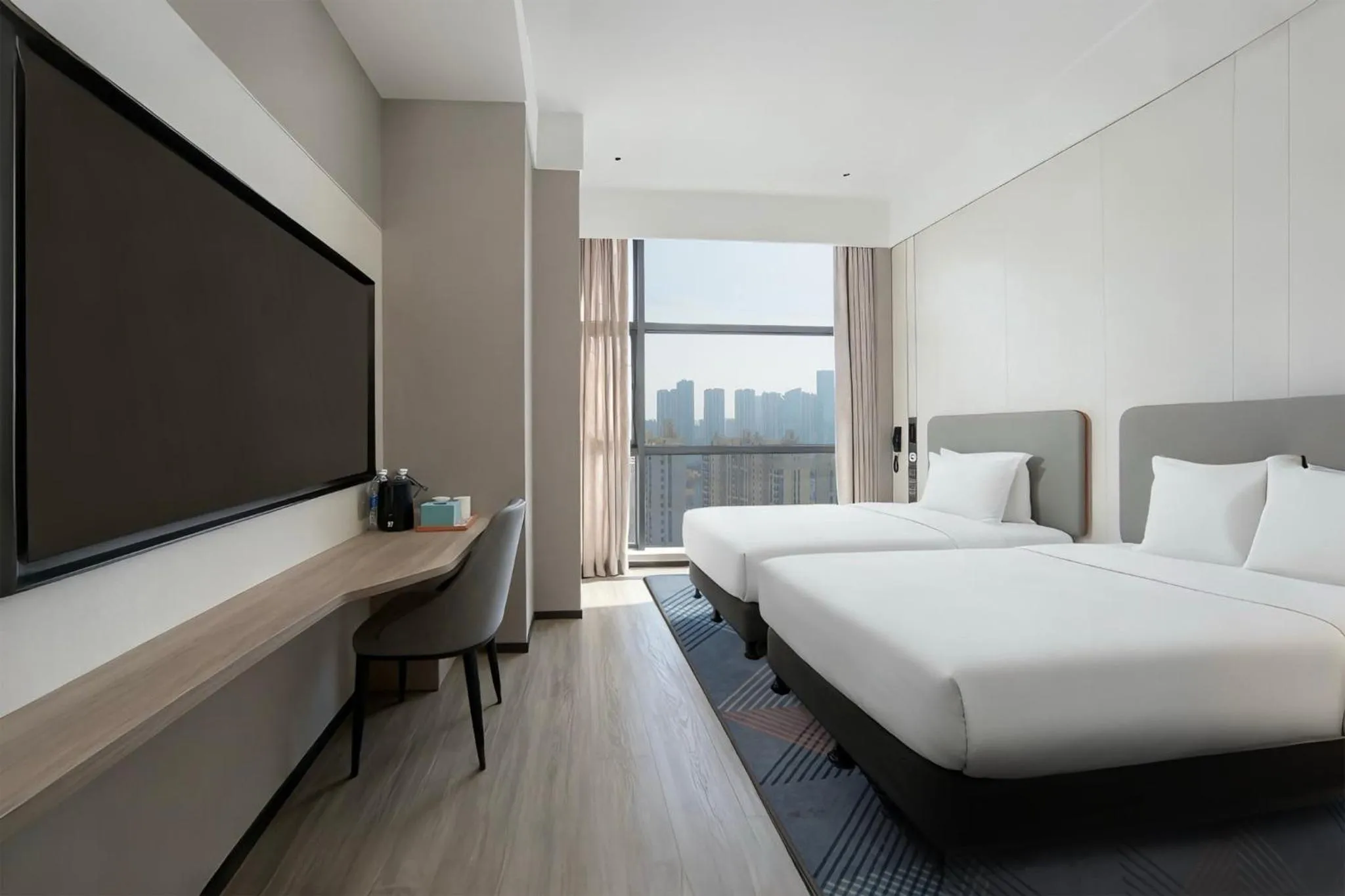 Photo of the whole room, Bed in Holiday Inn Express Wuhan East Lake by IHG
