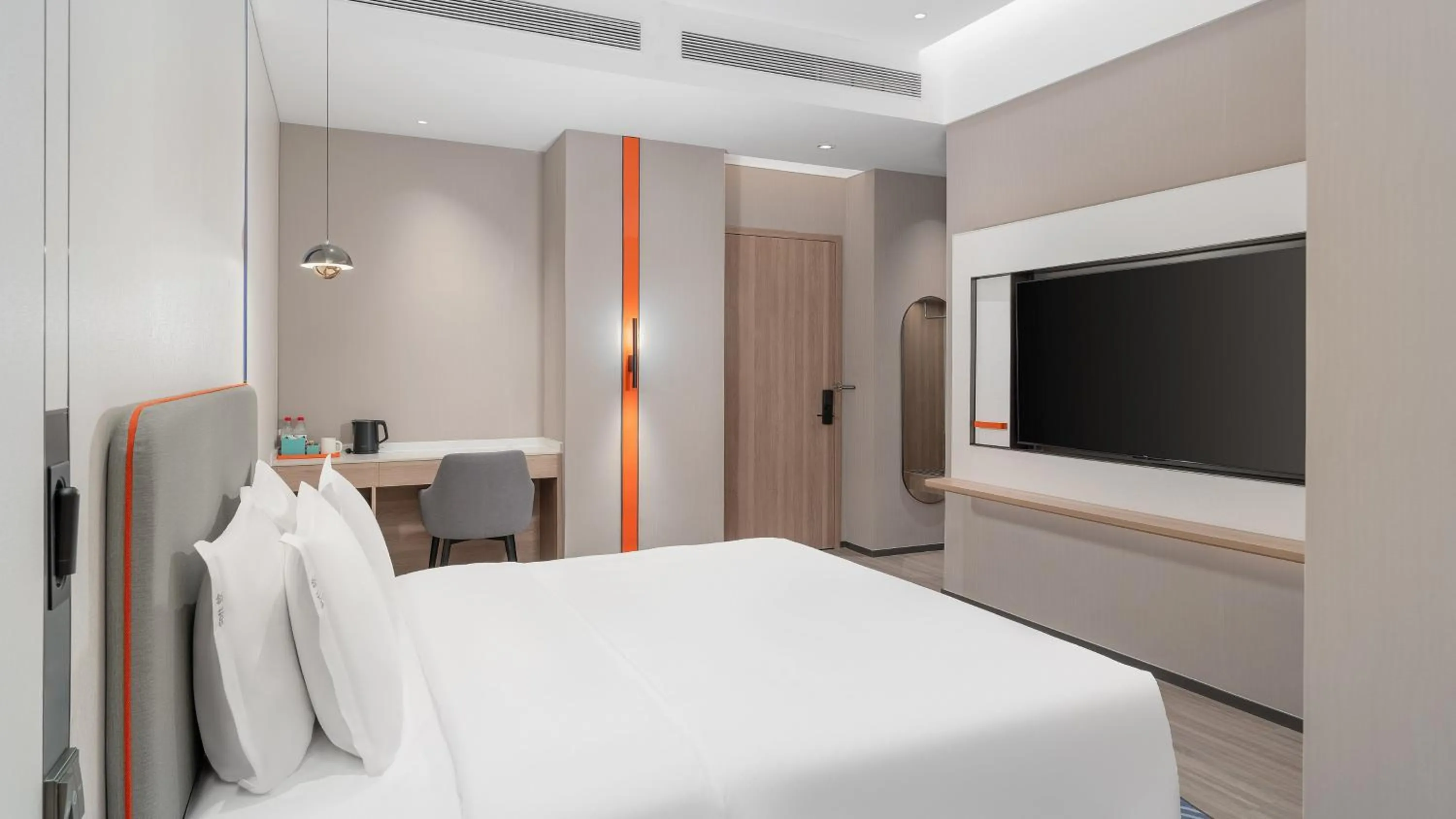 Photo of the whole room, Bed in Holiday Inn Express Wuhan East Lake by IHG