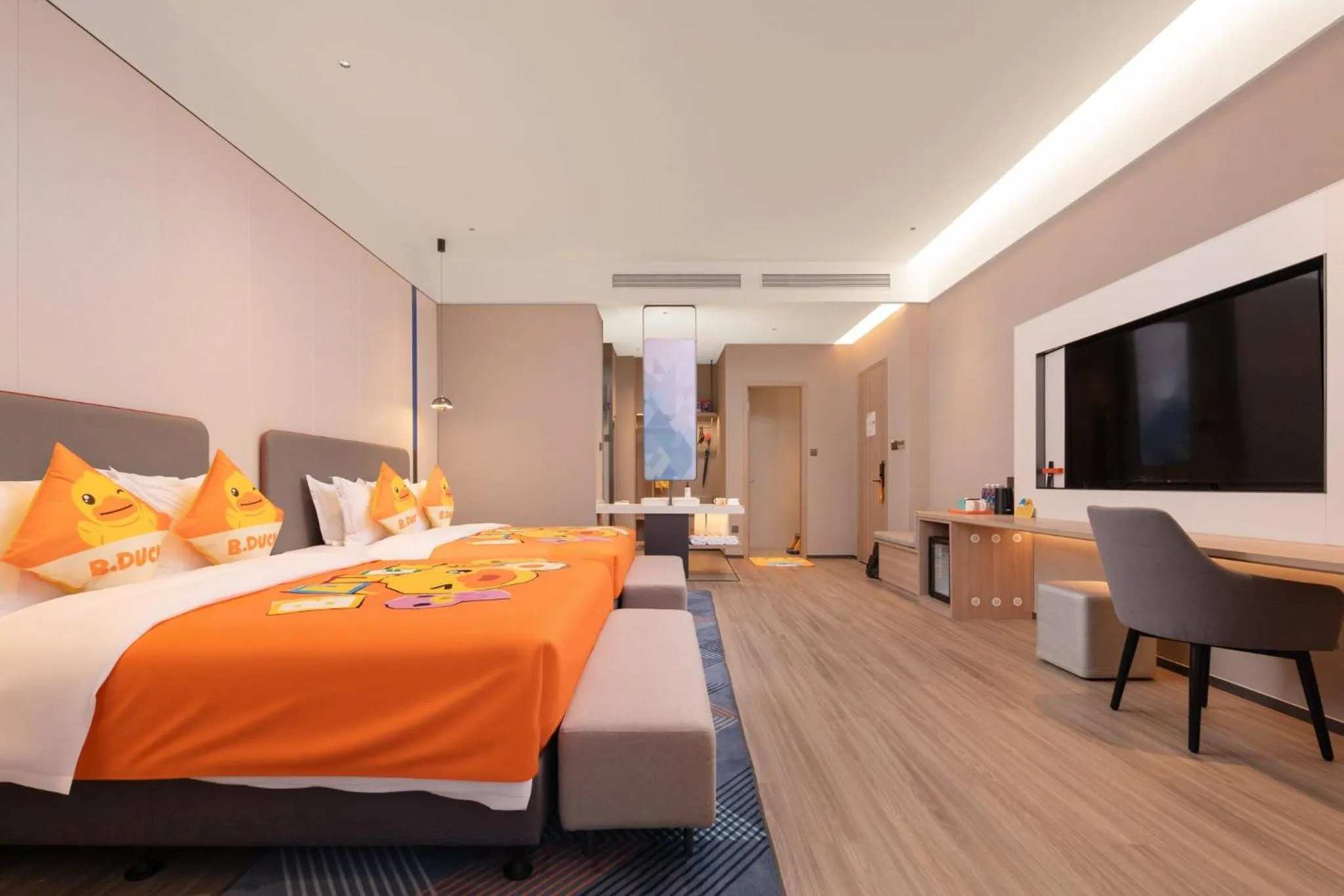 Photo of the whole room, Bed in Holiday Inn Express Wuhan East Lake by IHG