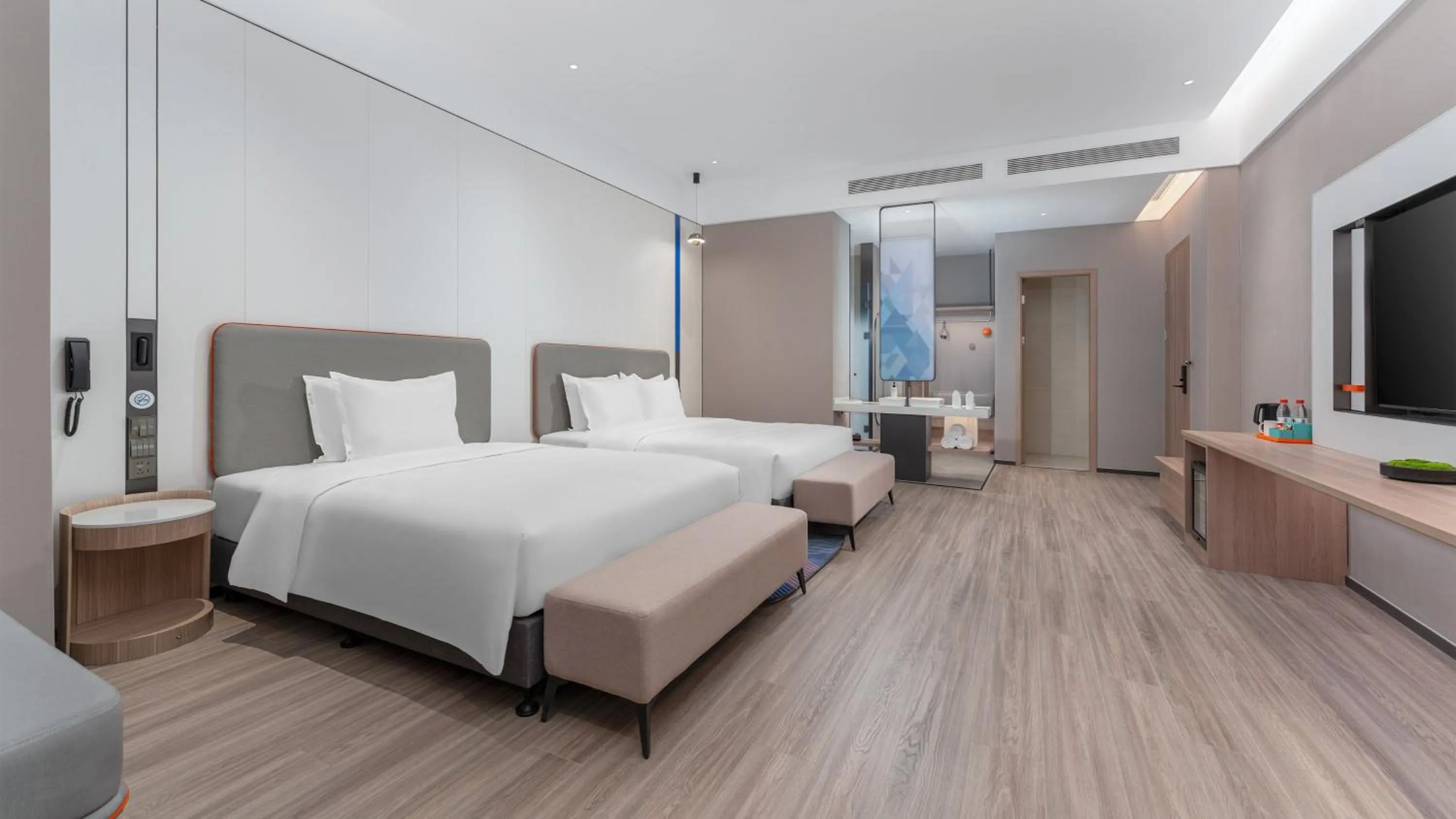 Photo of the whole room, Bed in Holiday Inn Express Wuhan East Lake by IHG