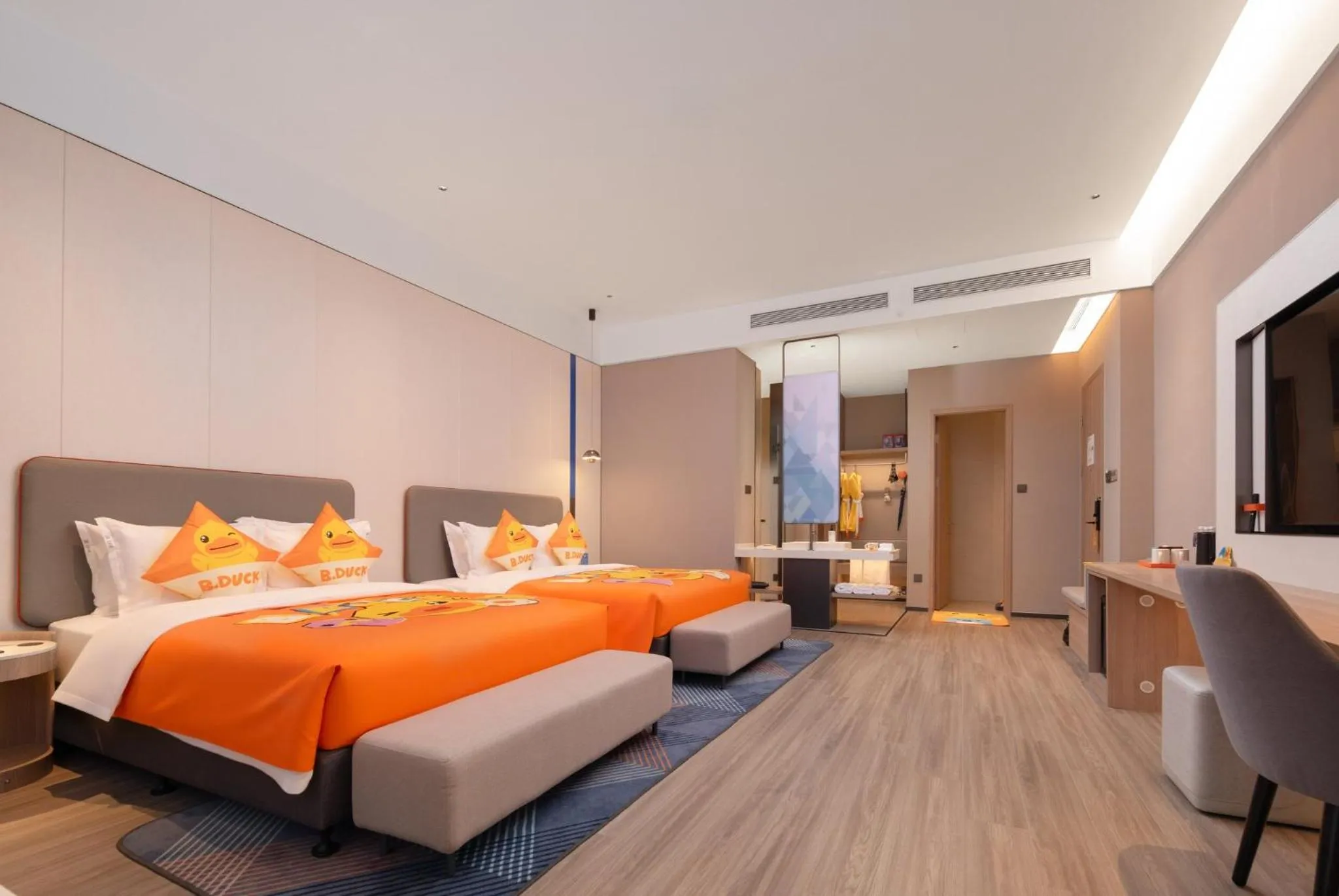 Photo of the whole room, Bed in Holiday Inn Express Wuhan East Lake by IHG