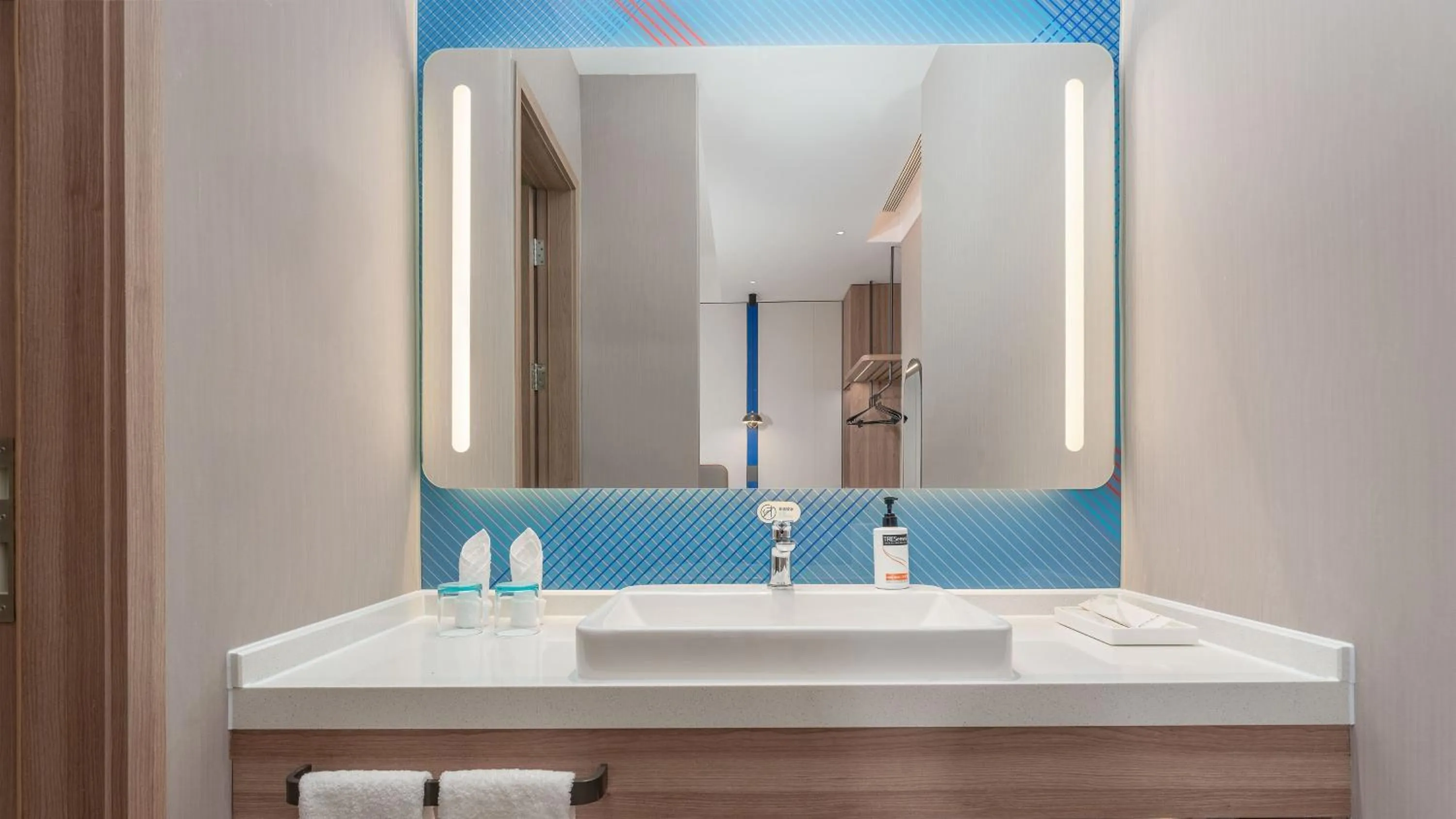 Photo of the whole room in Holiday Inn Express Wuhan East Lake by IHG