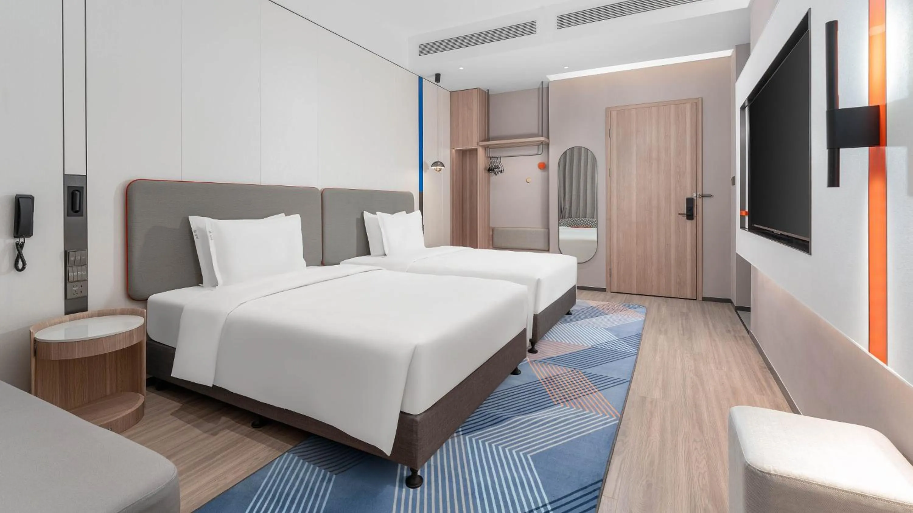 Photo of the whole room, Bed in Holiday Inn Express Wuhan East Lake by IHG