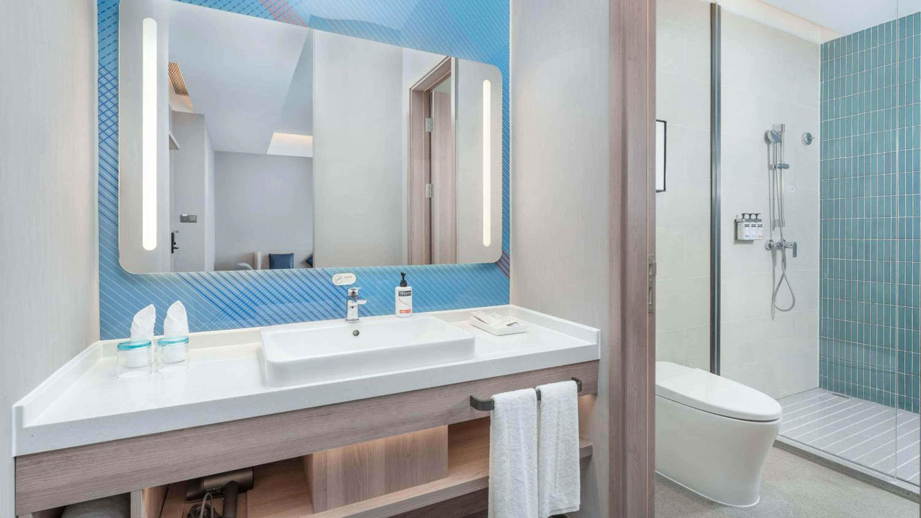 Photo of the whole room in Holiday Inn Express Wuhan East Lake by IHG