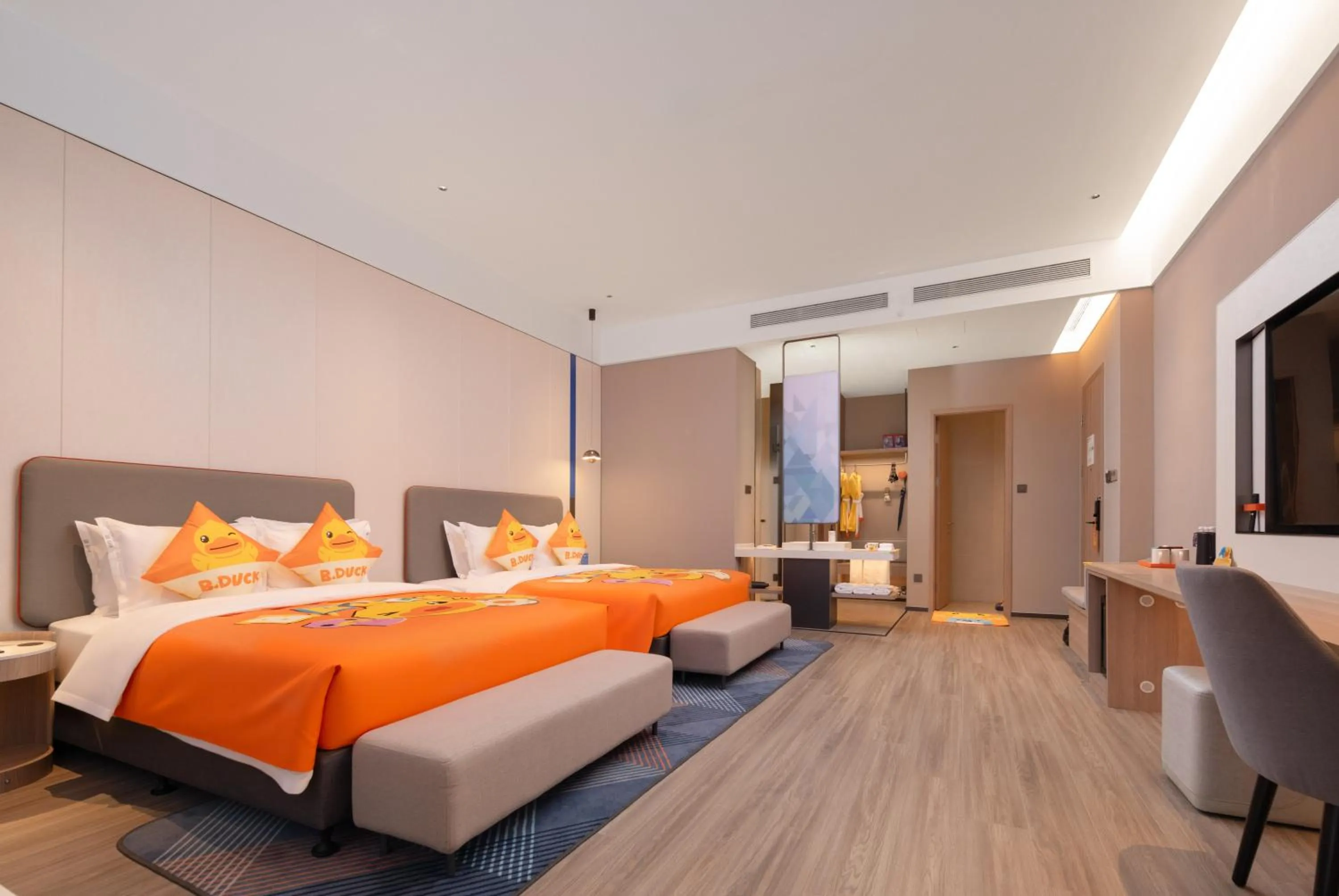 Photo of the whole room, Bed in Holiday Inn Express Wuhan East Lake by IHG