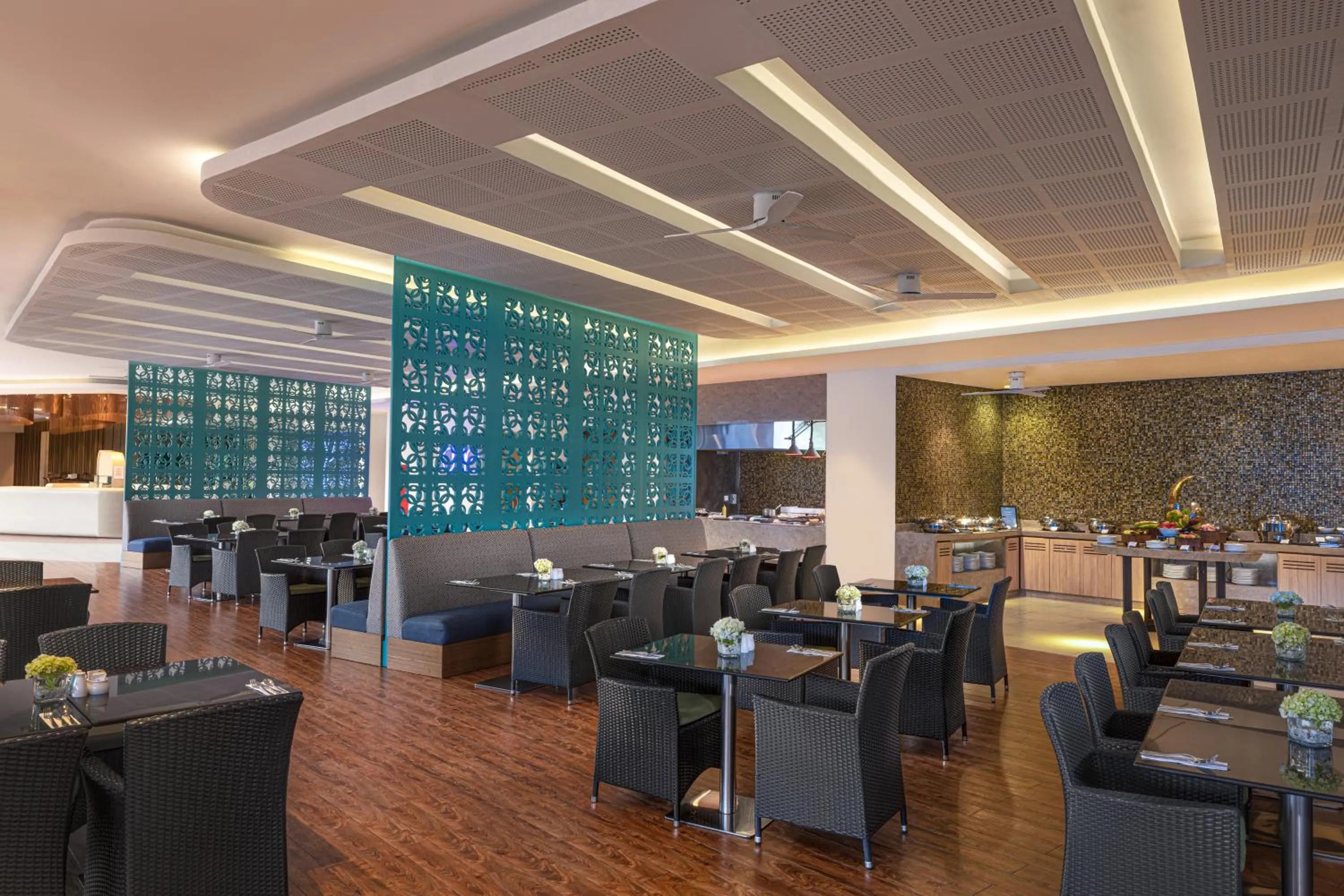 Restaurant/places to eat in Radisson Hotel Kandy