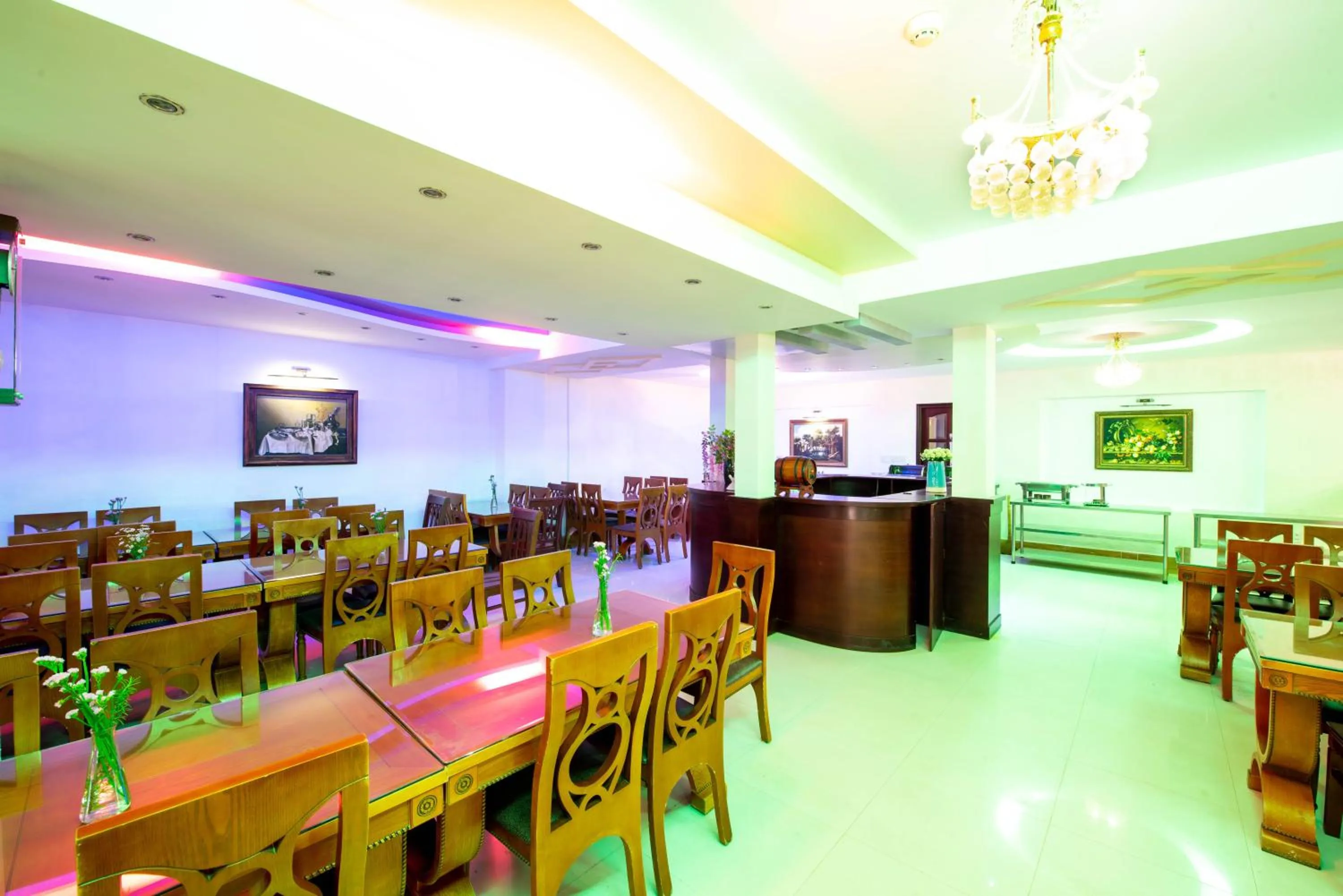 Restaurant/places to eat in Le Petit Paris Dalat Hotel