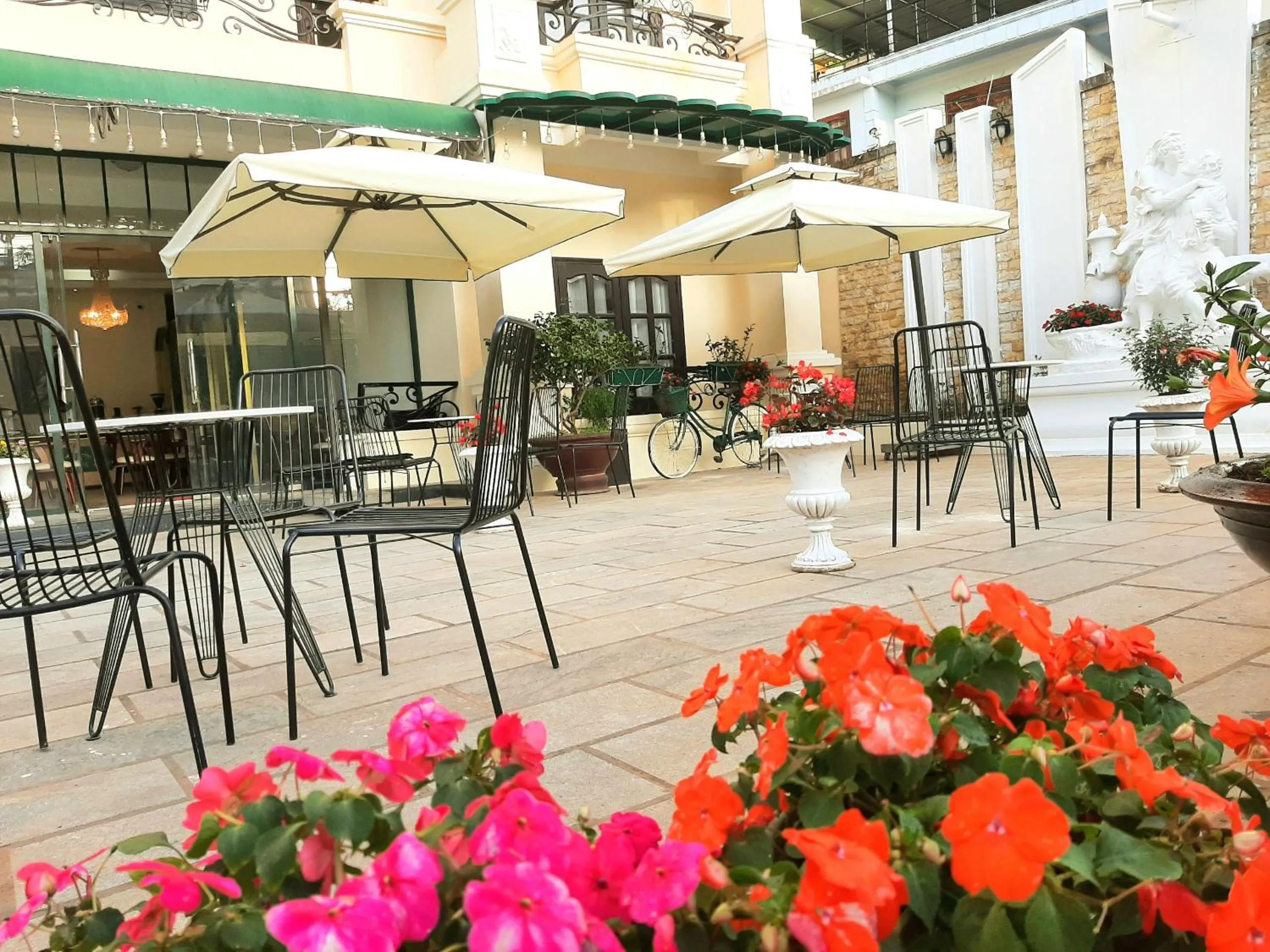 Restaurant/places to eat in Le Petit Paris Dalat Hotel