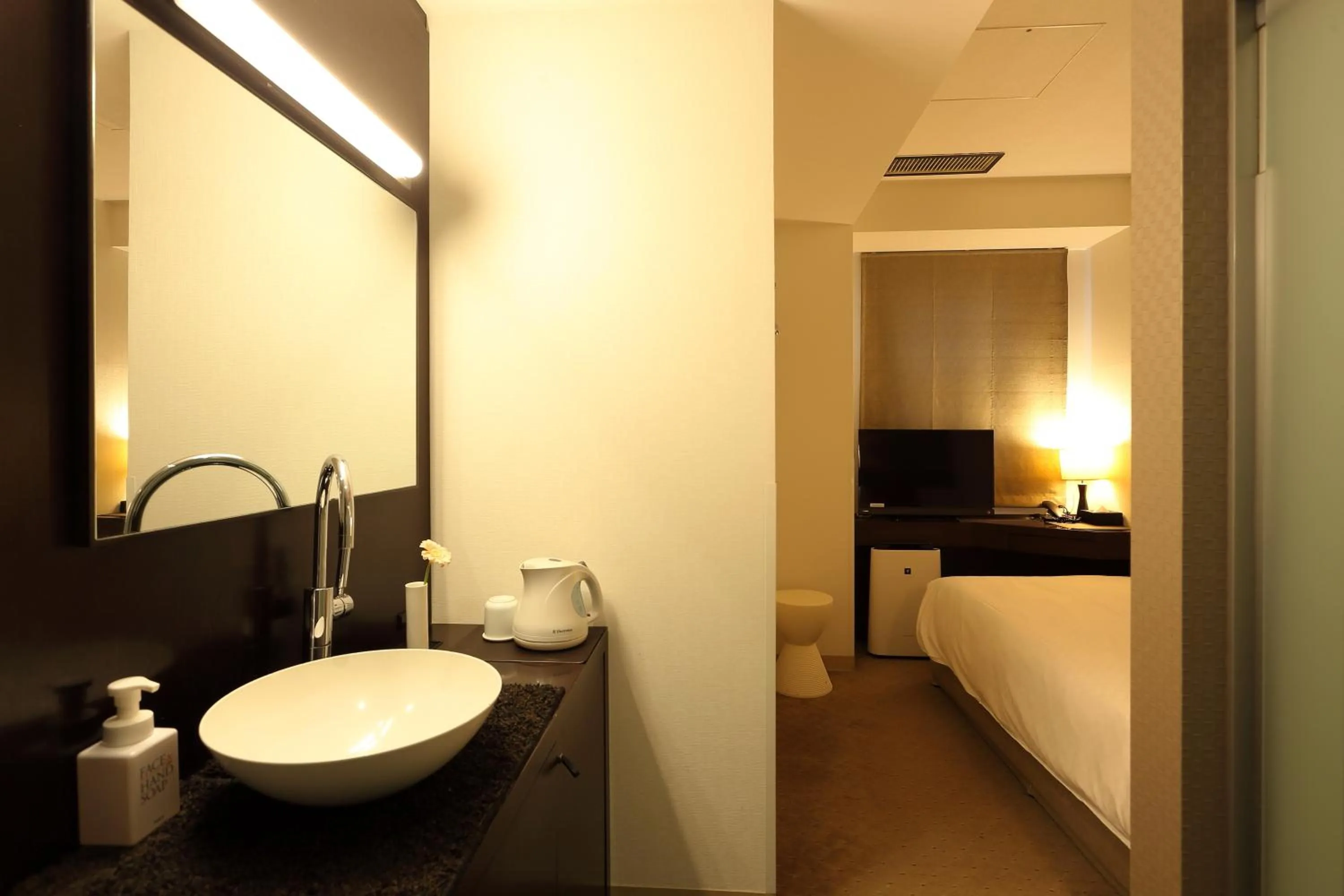 Bathroom, Bed in Hotel Massimo Mishima