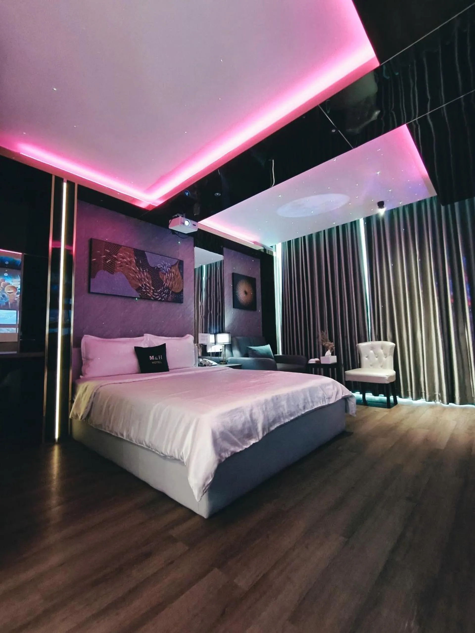 Photo of the whole room, Bed in M&H Hotel