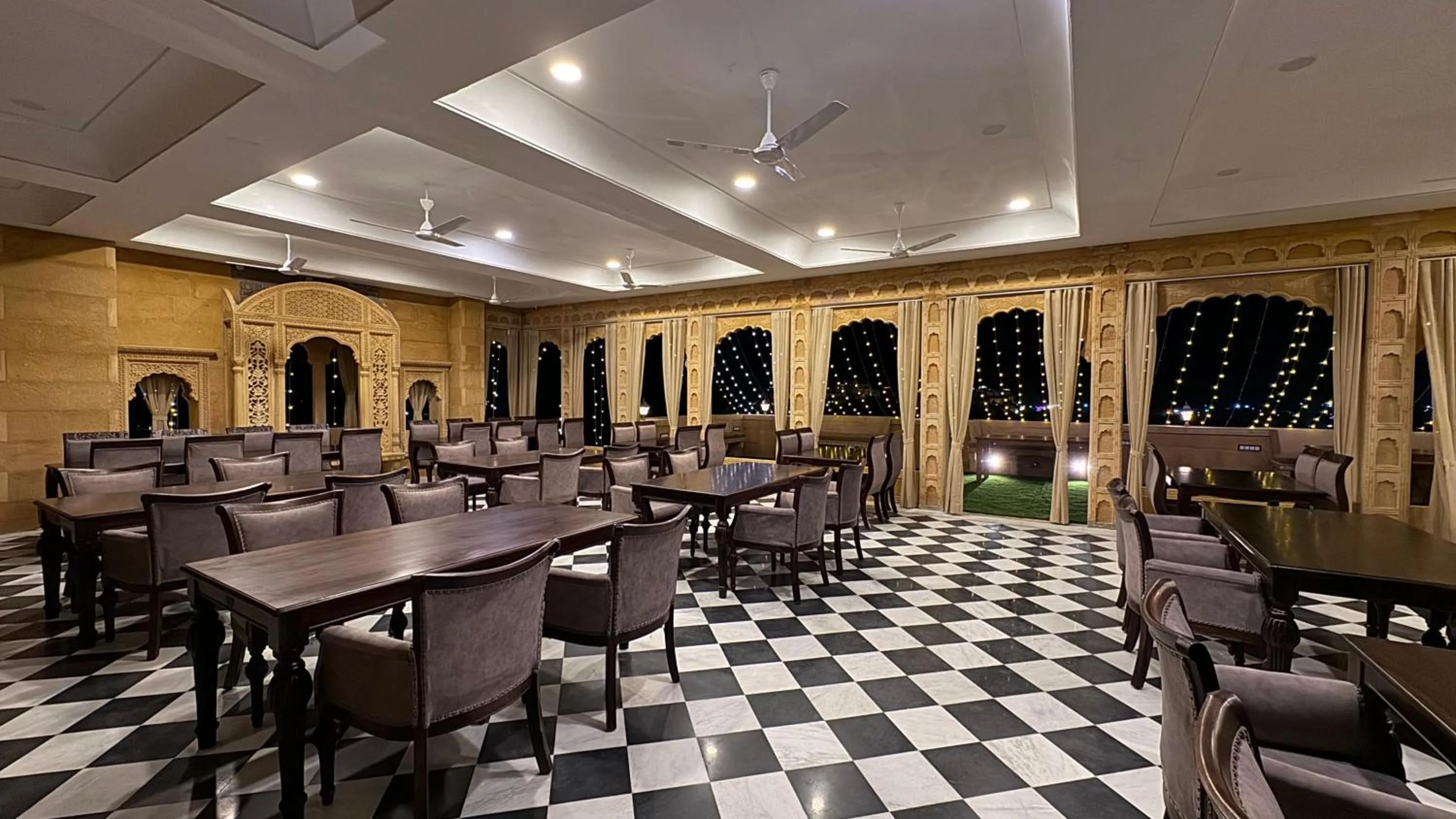 Restaurant/places to eat in Hotel Durjay Garh