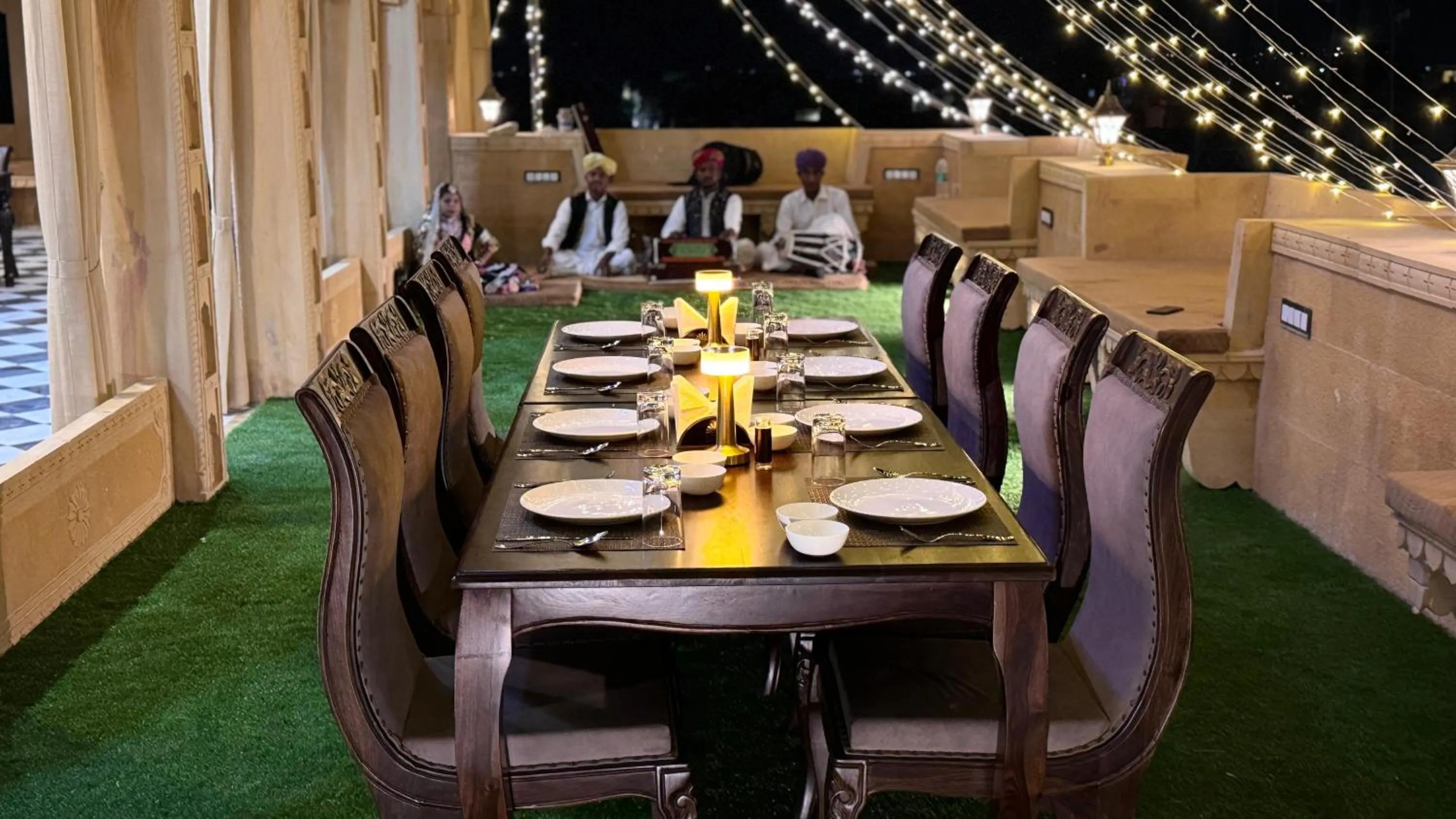Restaurant/places to eat in Hotel Durjay Garh