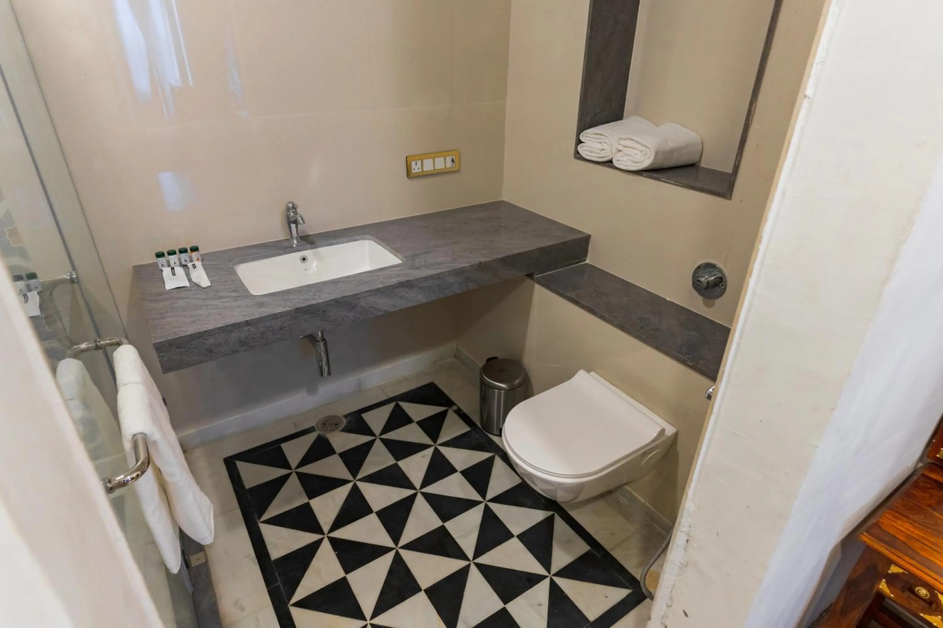 Bathroom in Hotel Durjay Garh