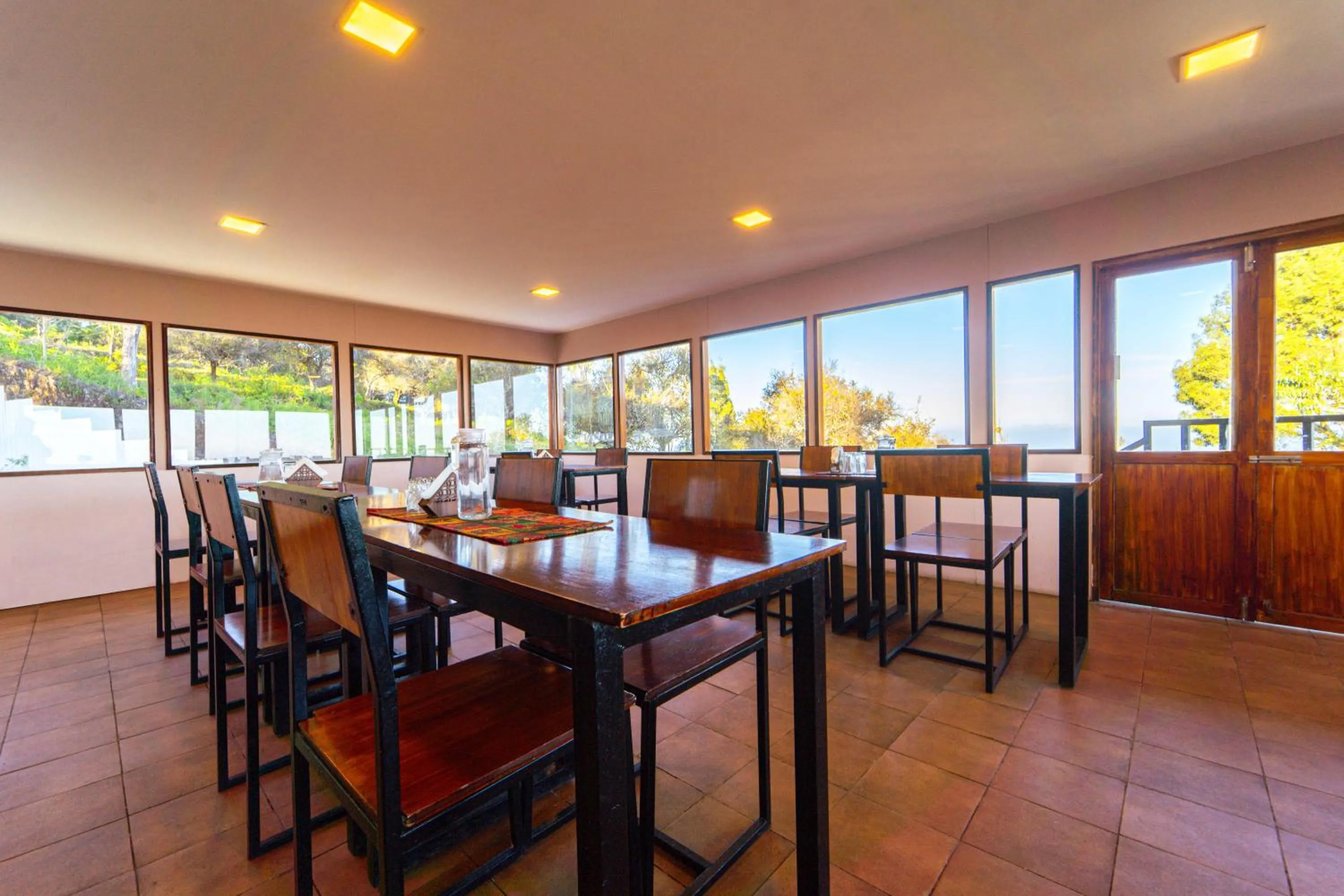 Restaurant/places to eat in Treebo Tranquil Heights With Scenic View