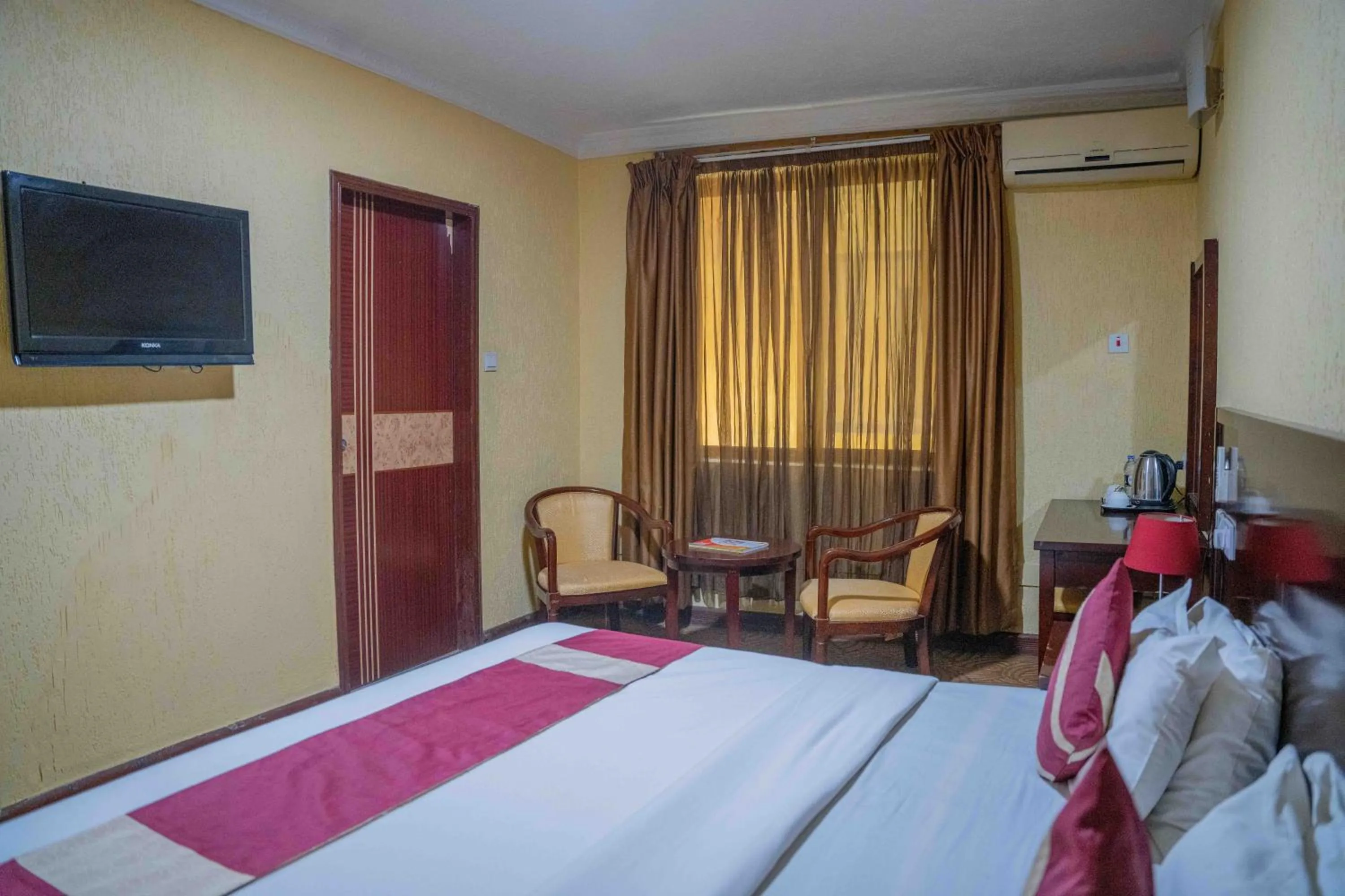 Bed in Bridgeview Hotel and Conference Centre