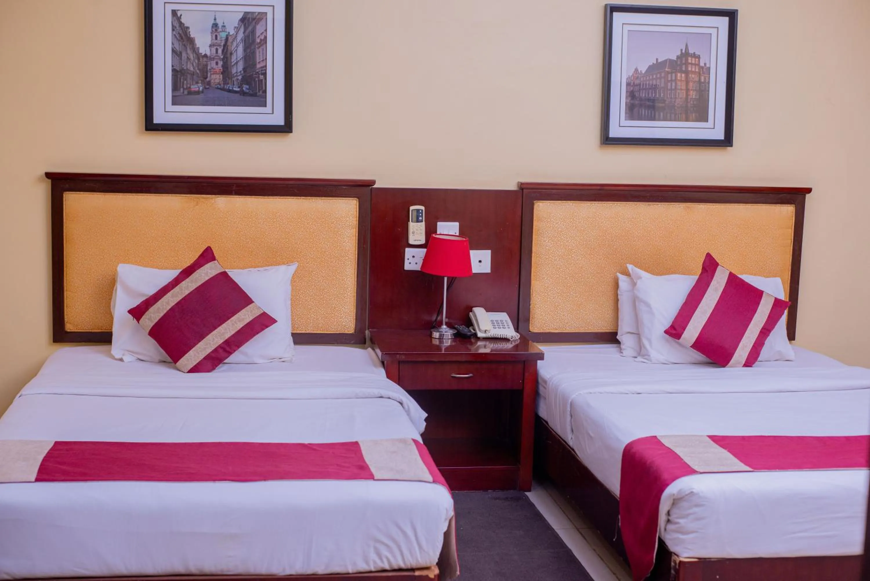 Bed in Bridgeview Hotel and Conference Centre