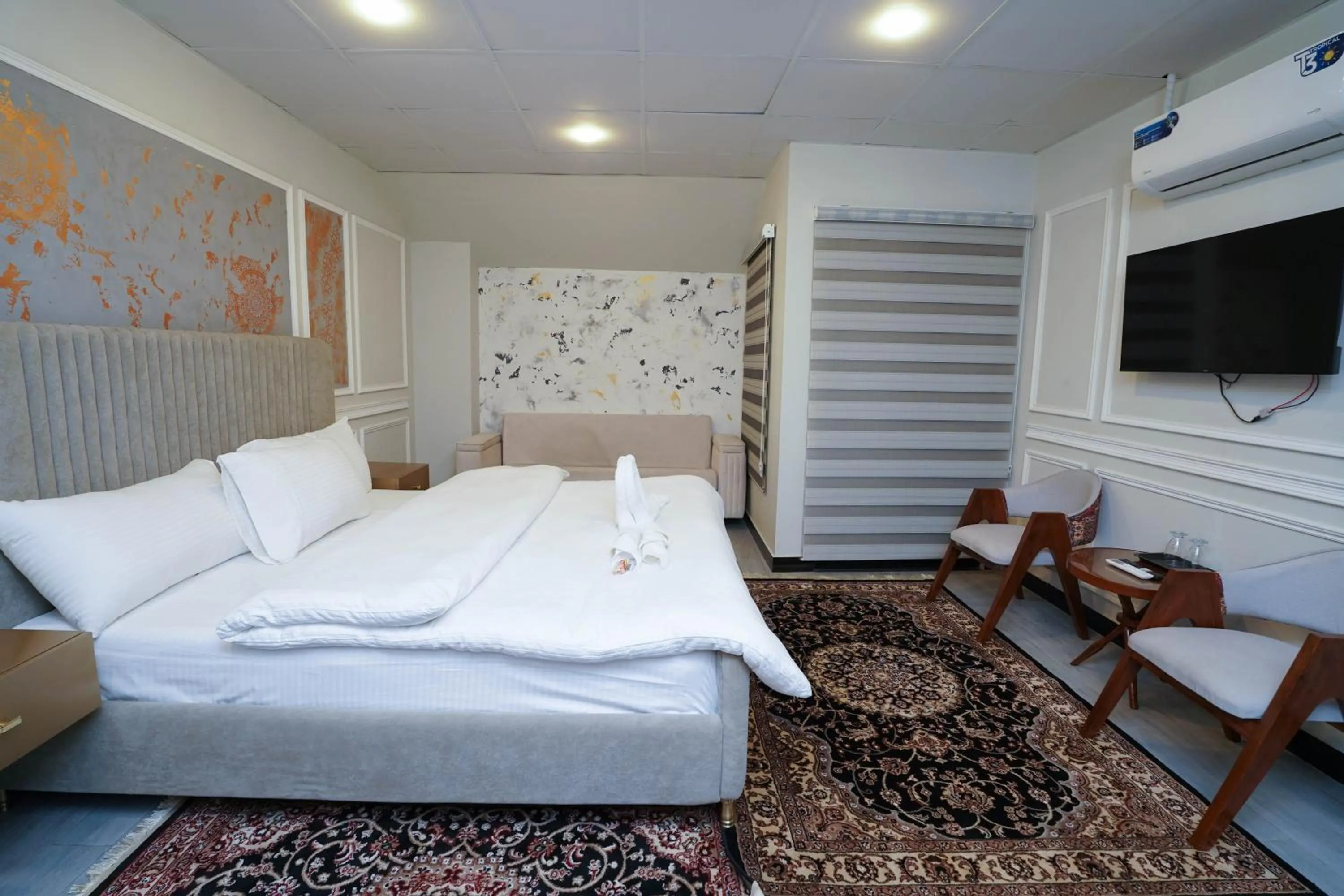 Photo of the whole room, Bed in Luxvill Hotel