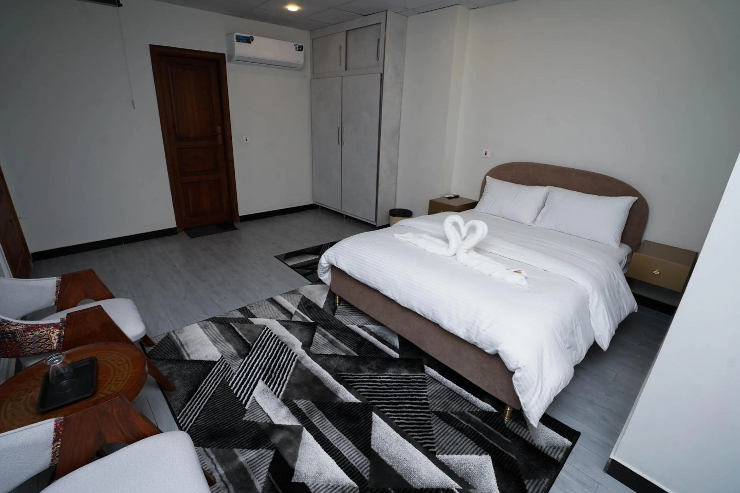 Photo of the whole room, Bed in Luxvill Hotel