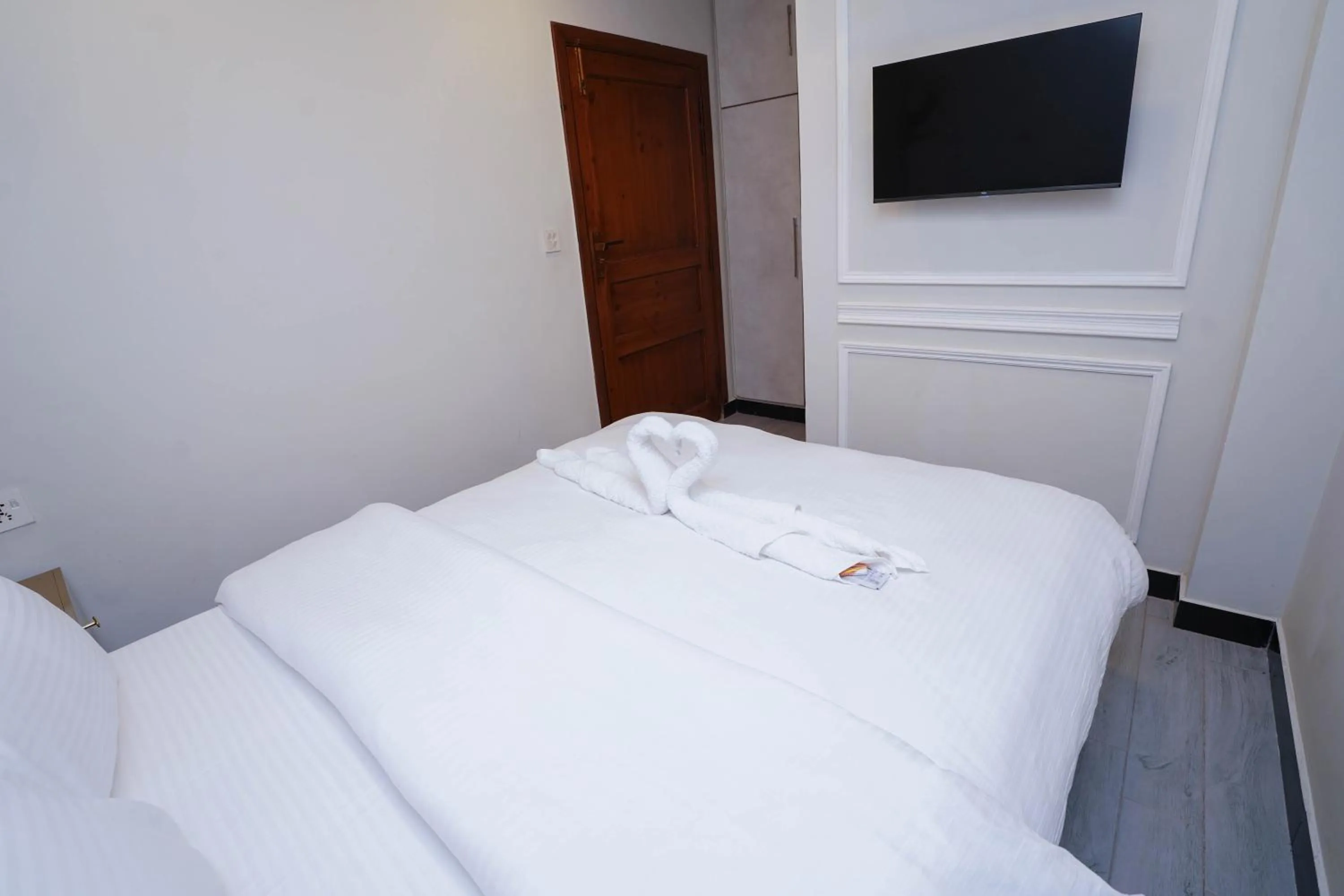 TV and multimedia, Bed in Luxvill Hotel