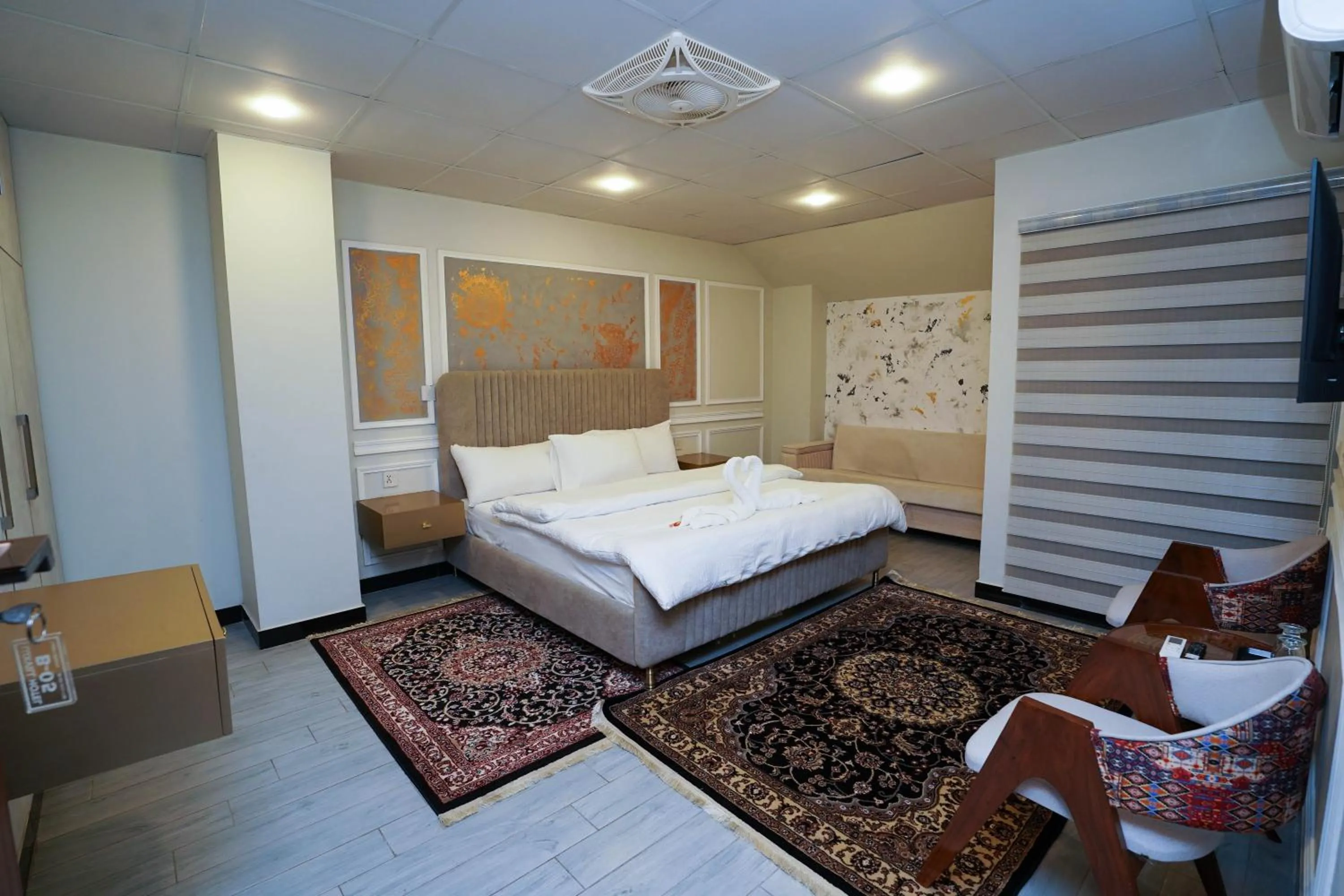 Photo of the whole room, Bed in Luxvill Hotel