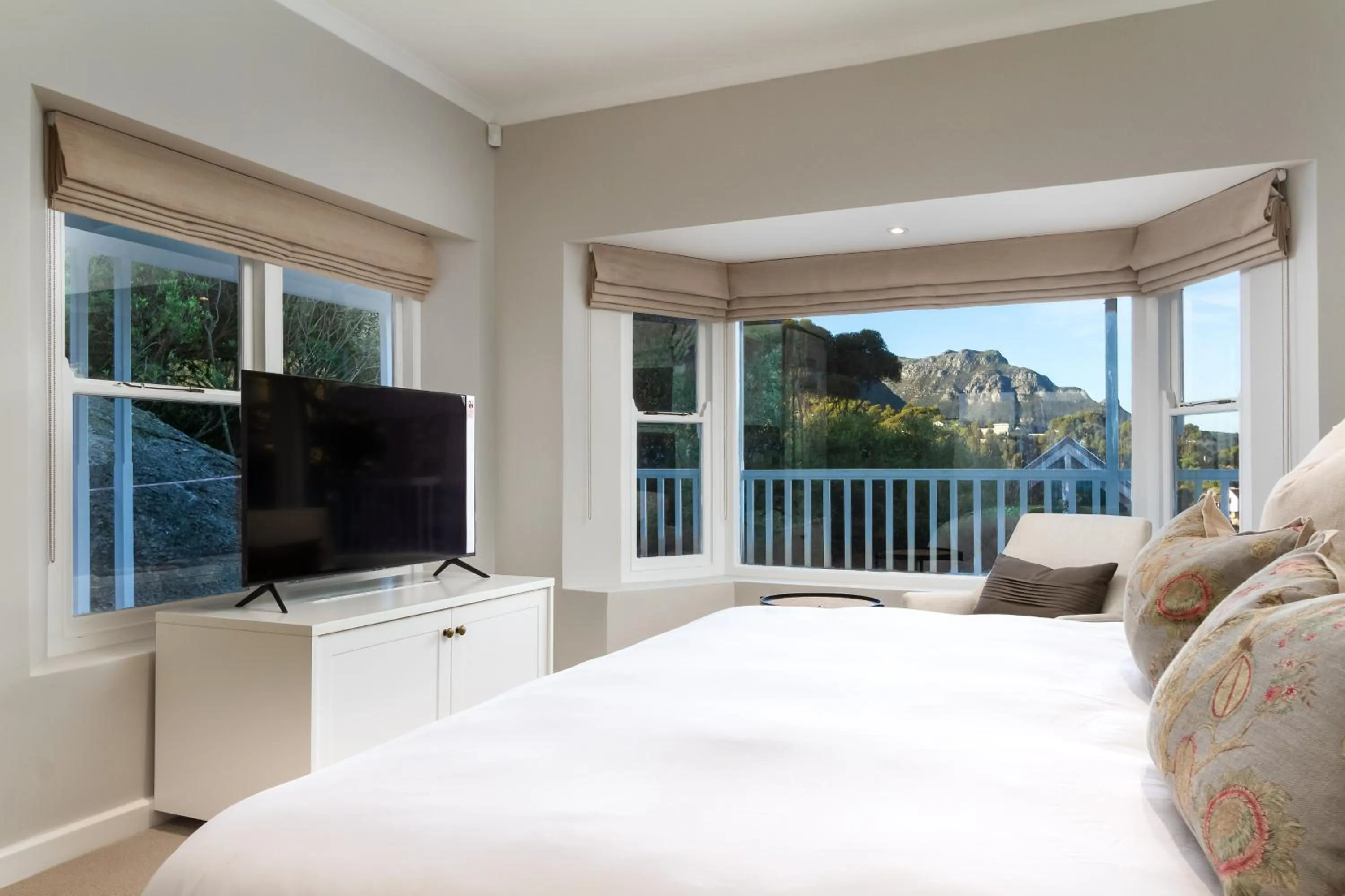 TV and multimedia, Bed in Bay Haven Collection, Hout Bay