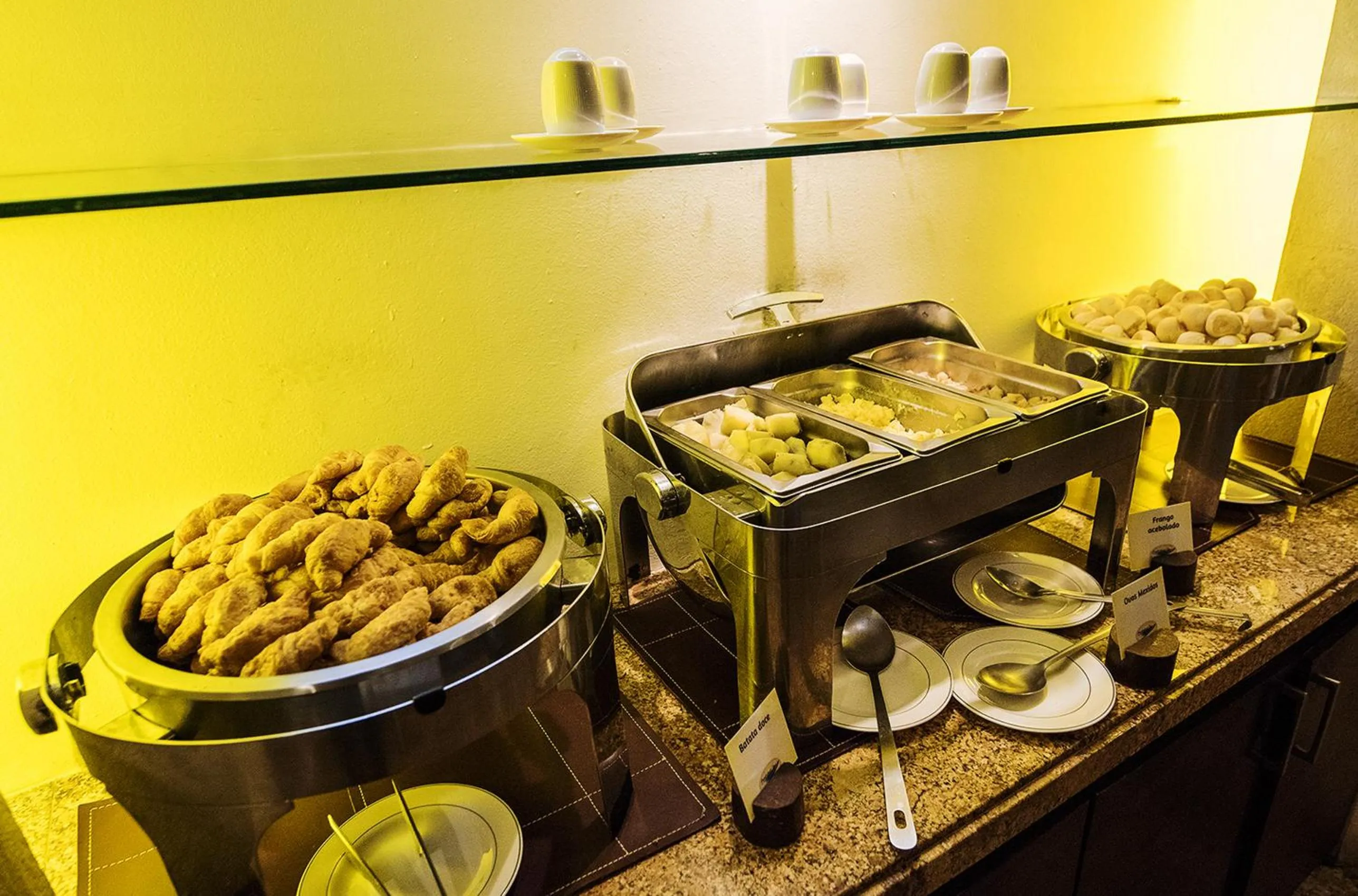 Buffet breakfast in Pontalmar Praia Hotel