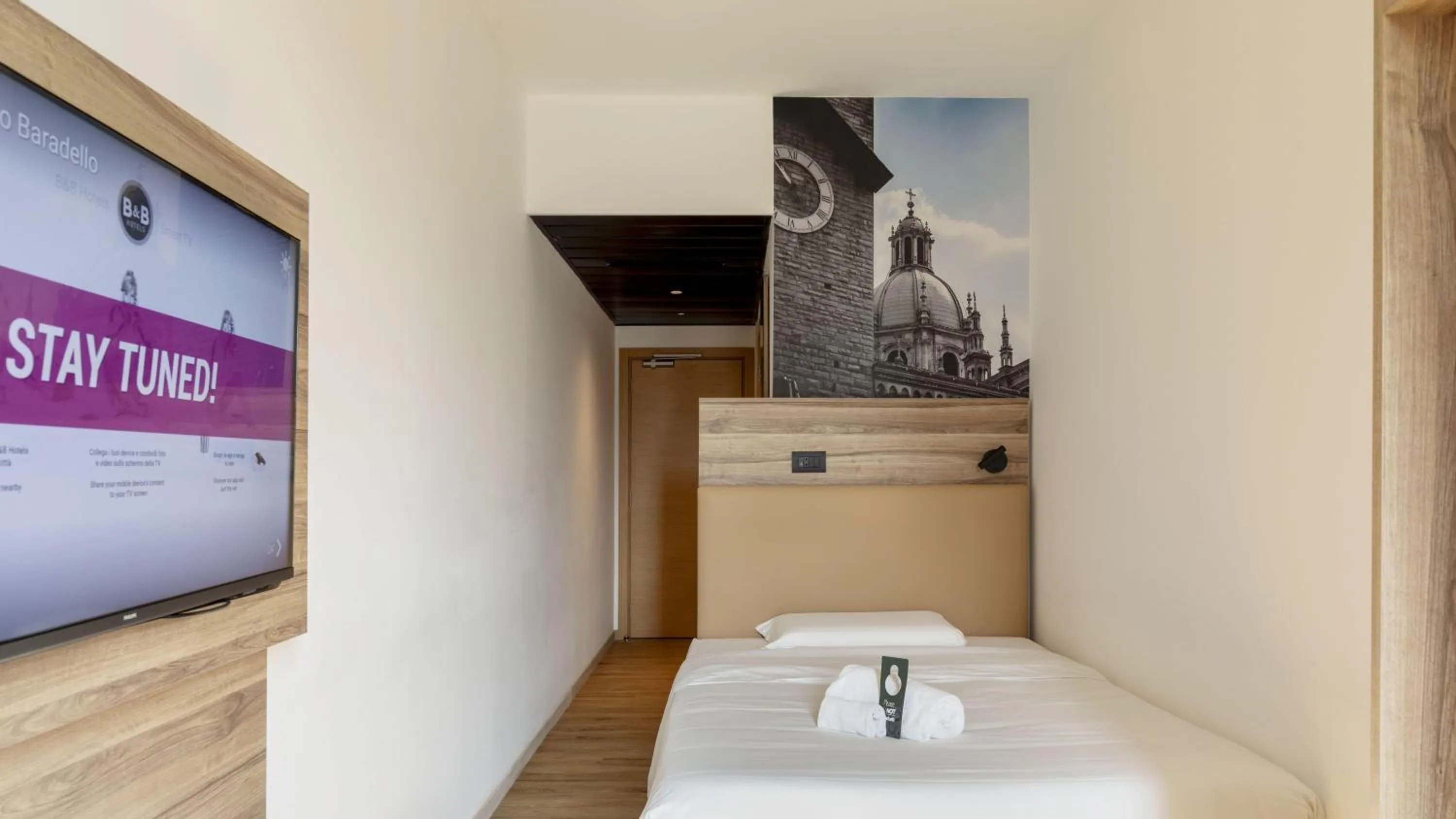 Photo of the whole room in B&B HOTEL Como Baradello