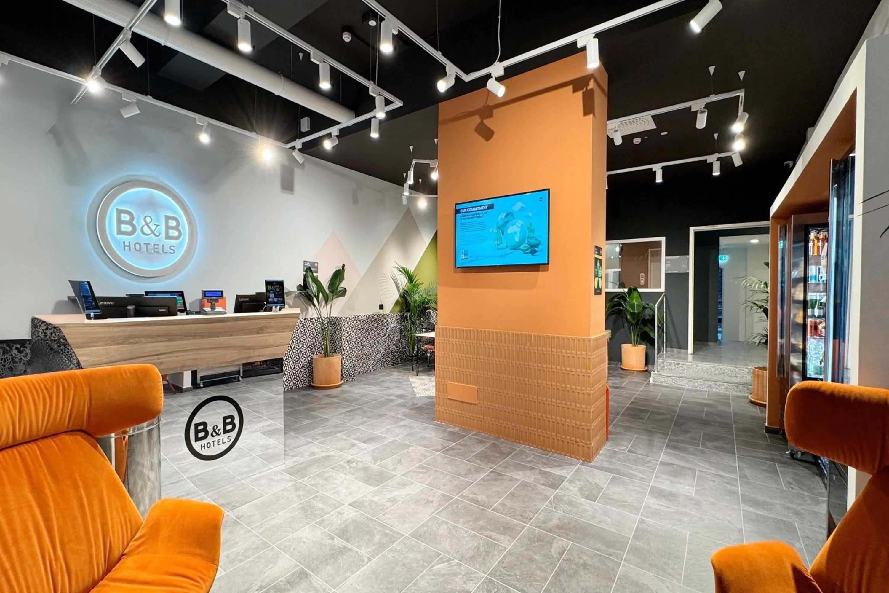 Lobby or reception in B&B HOTEL Como Baradello