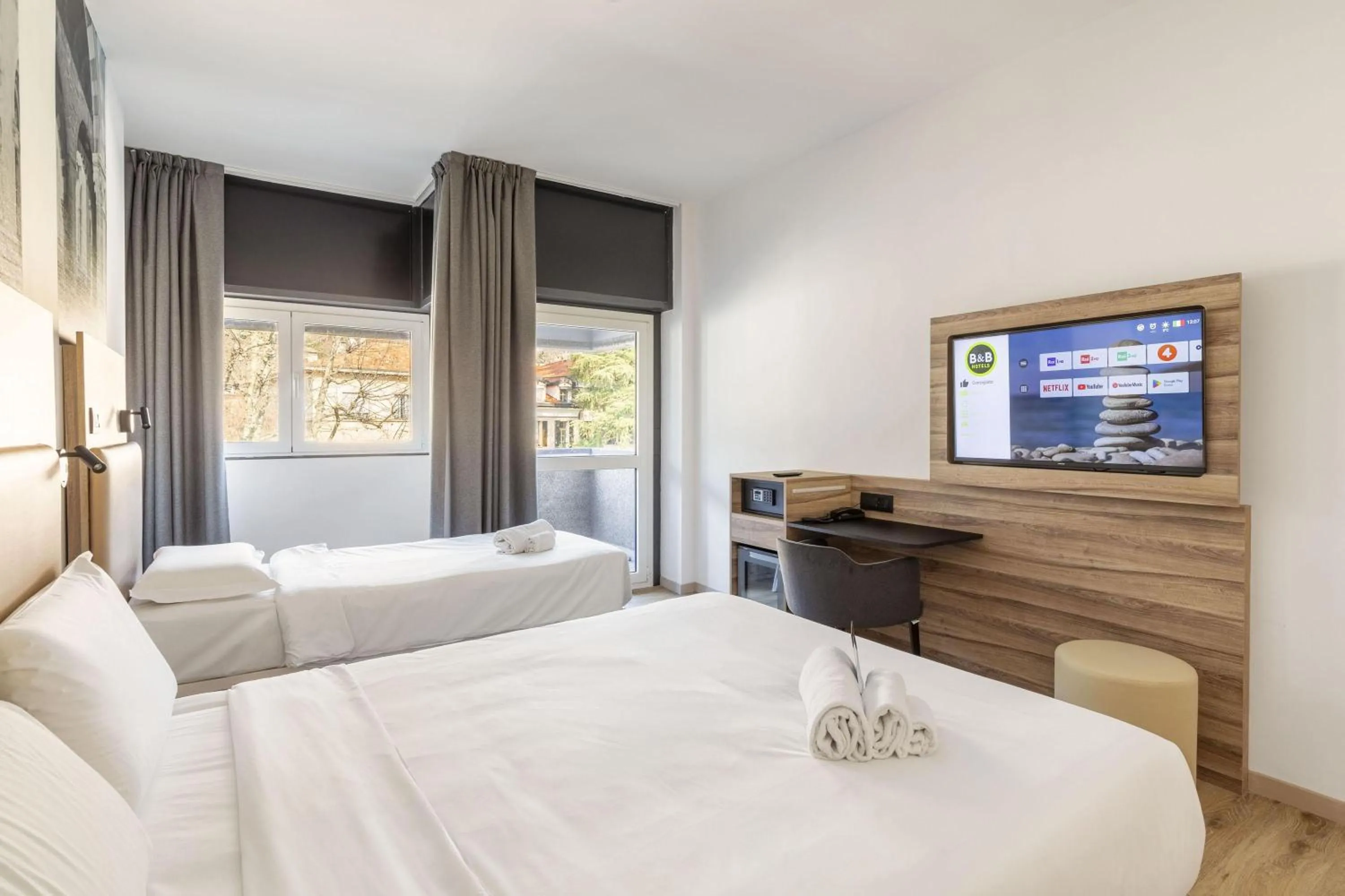 Photo of the whole room, Bed in B&B HOTEL Como Baradello