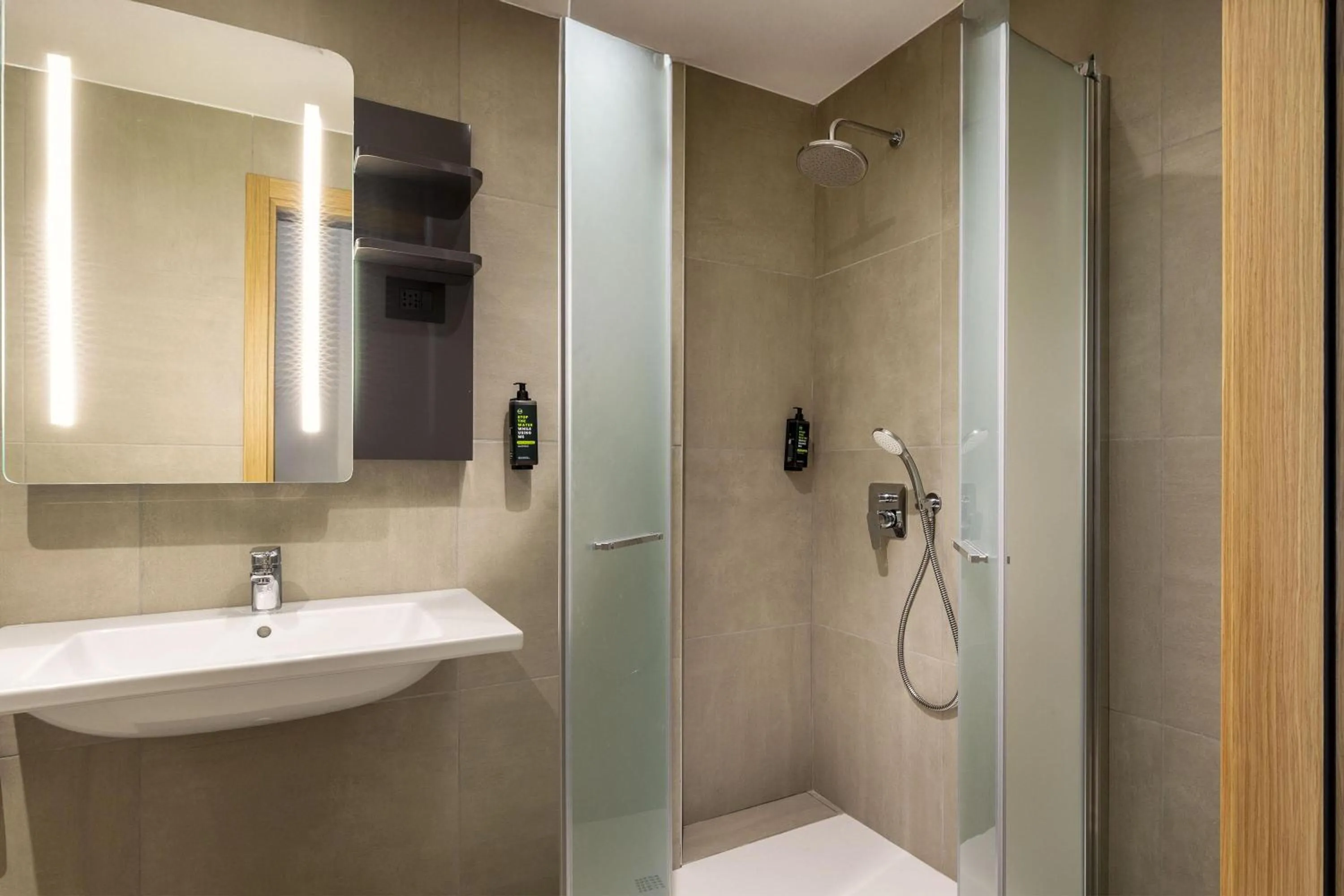 Photo of the whole room in B&B HOTEL Como Baradello