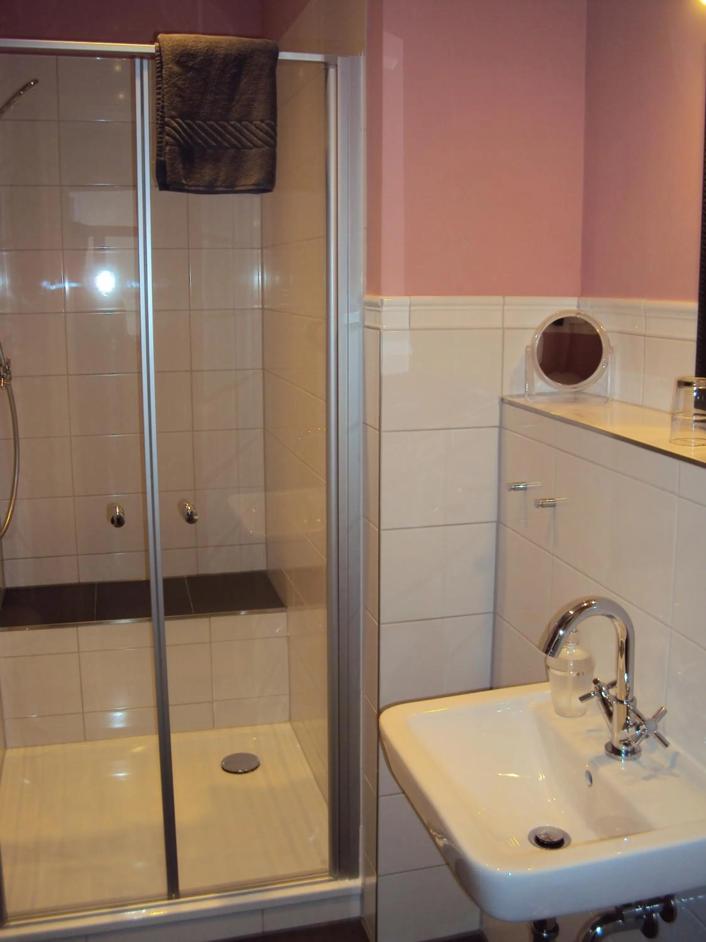 Shower in Hugos Haus & Berthas Haus