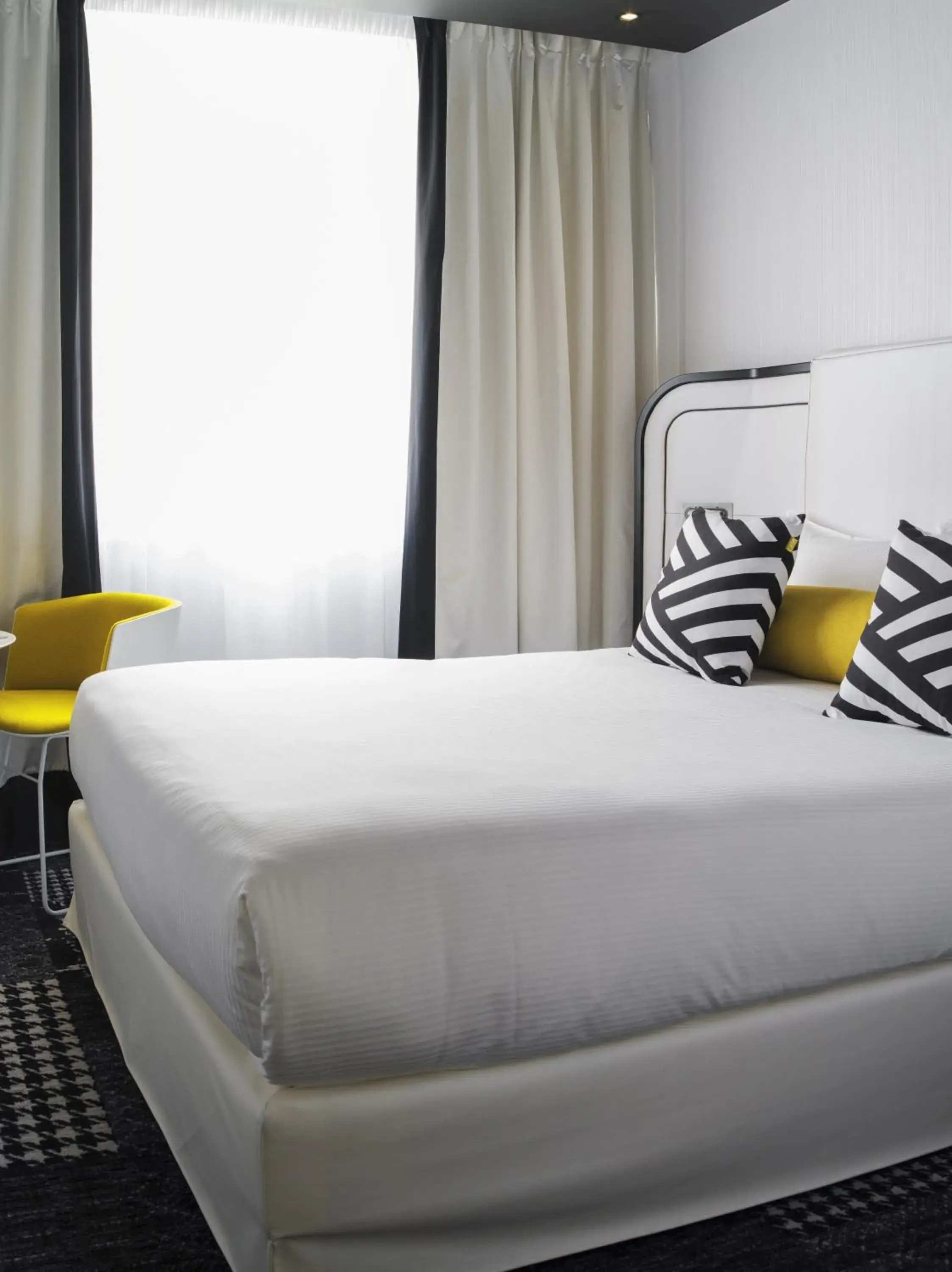 Deluxe Double Room with Bath in Hotel Ekta Champs Elysées Deluxe Double Room with Bath in Hotel Ekta Champs Elysées