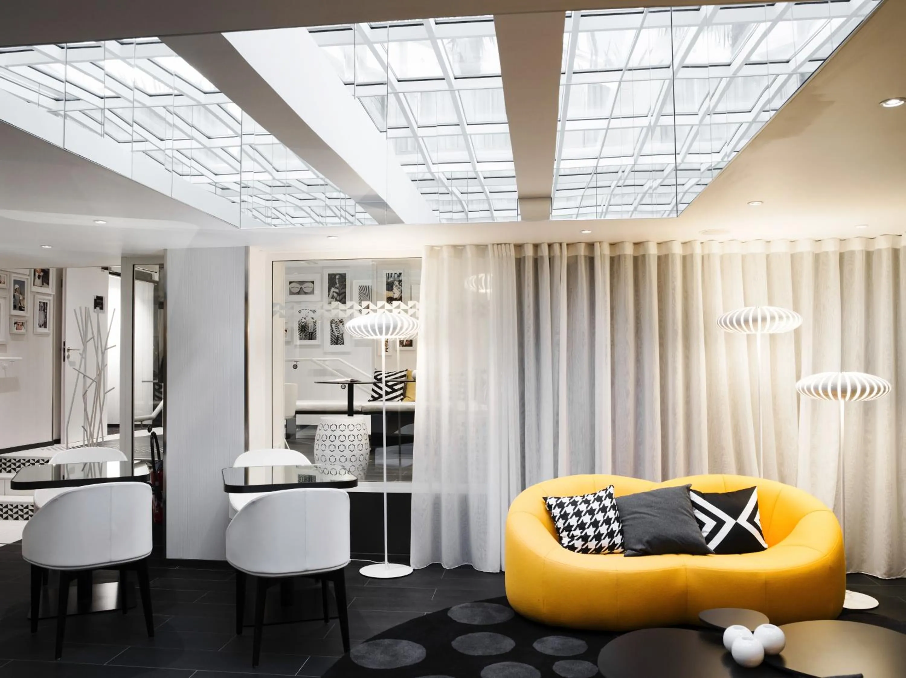 Communal lounge/ TV room in Hotel Ekta Champs Elysées